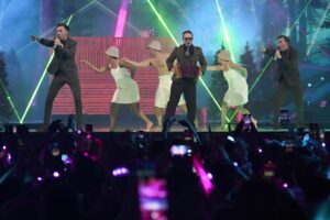 El sueco KAJ interpreta la canción "Bara bada bastu" durante la primera semifinal del 69º Festival de Eurovisión (ESC) en Basilea (Suiza). EFE/EPA/GEORGIOS KEFALAS