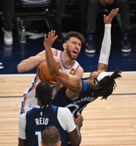 El pívot de Oklahoma City Thunder Chet Holmgren (i) choca con el escolta de Minnesota Timberwolves Terrence Shannon Jr. (d) este sábado, durante el tercer partido de las finales de la Conferencia Oeste jugado en el Target Center de Minneapolis (Minnesota) EFE/EPA/CRAIG LASSIG
