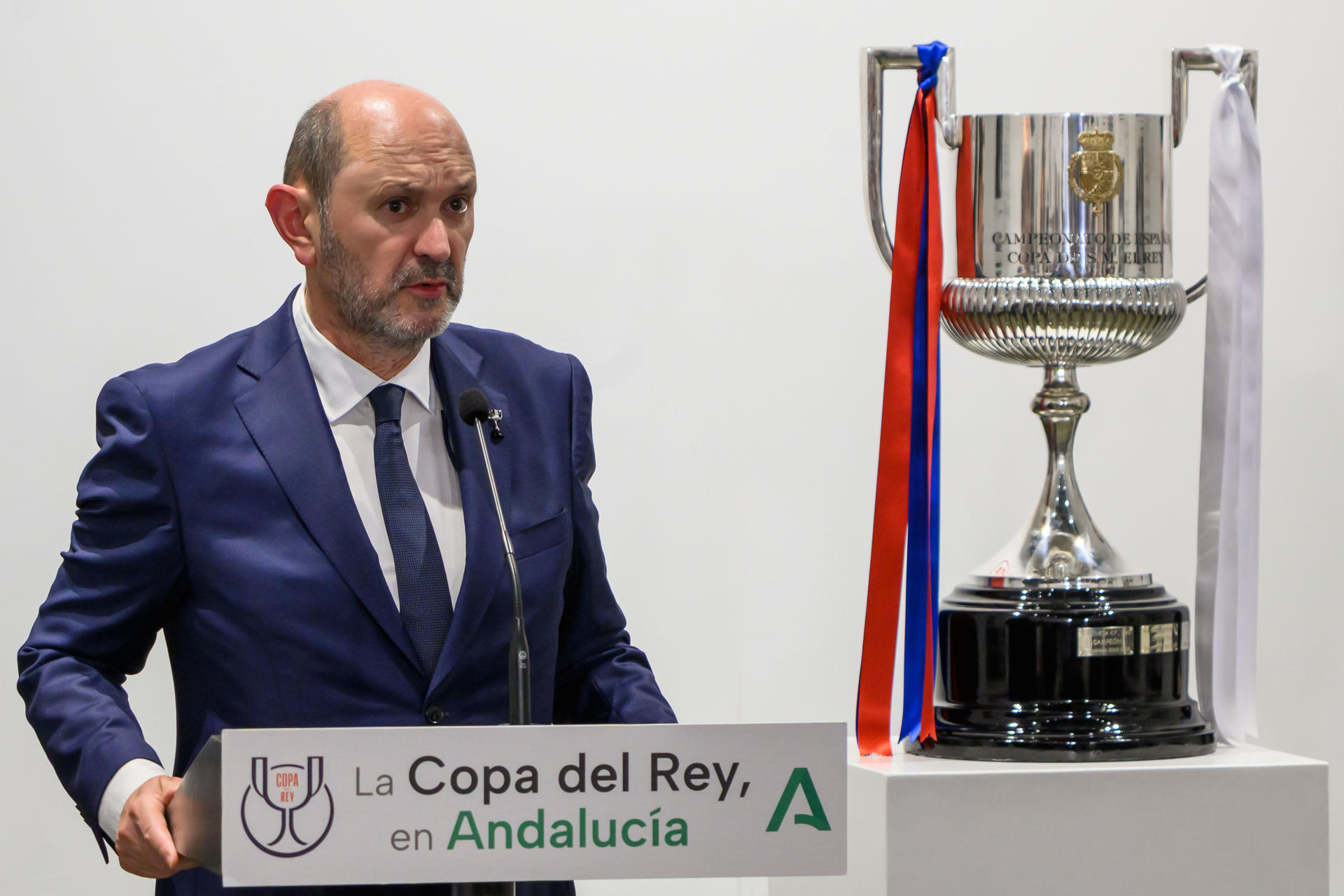 El presidente de la Real Federación Española de Fútbol (RFEF), Rafael Louzán, el pasado 24 de abril, en los actos previos a la final de Copa. EFE/ Raúl Caro