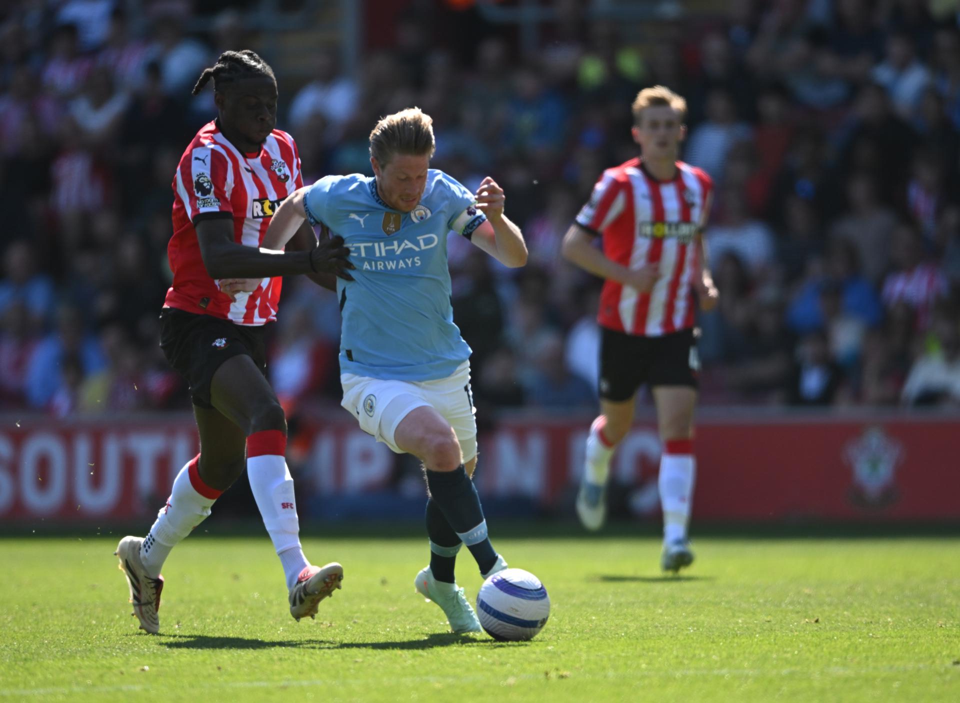 El jugador del Manchester Cit Kevin De (r) iconduce la pelota ante Lesley Ugochukwu Bruyne, del Southampton, en Inglaterra. EFE/EPA/DANIEL HAMBURY