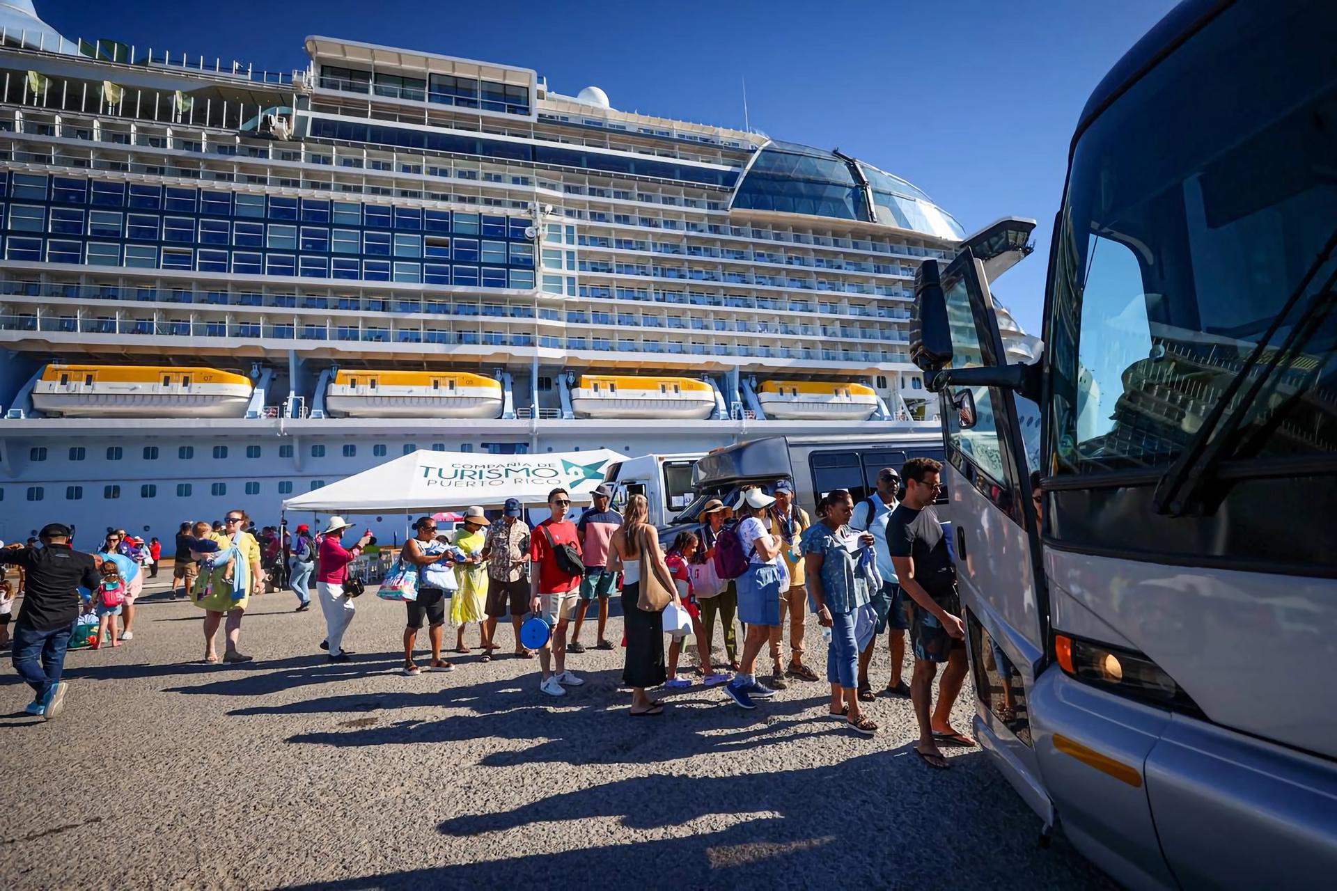 Fotografía cedida por la Gobernación de Puerto Rico de pasajeros descendiendo del crucero 'Icon of the Seas' este miércoles, en Ponce (Puerto Rico). EFE/ Gobernación De Puerto Rico