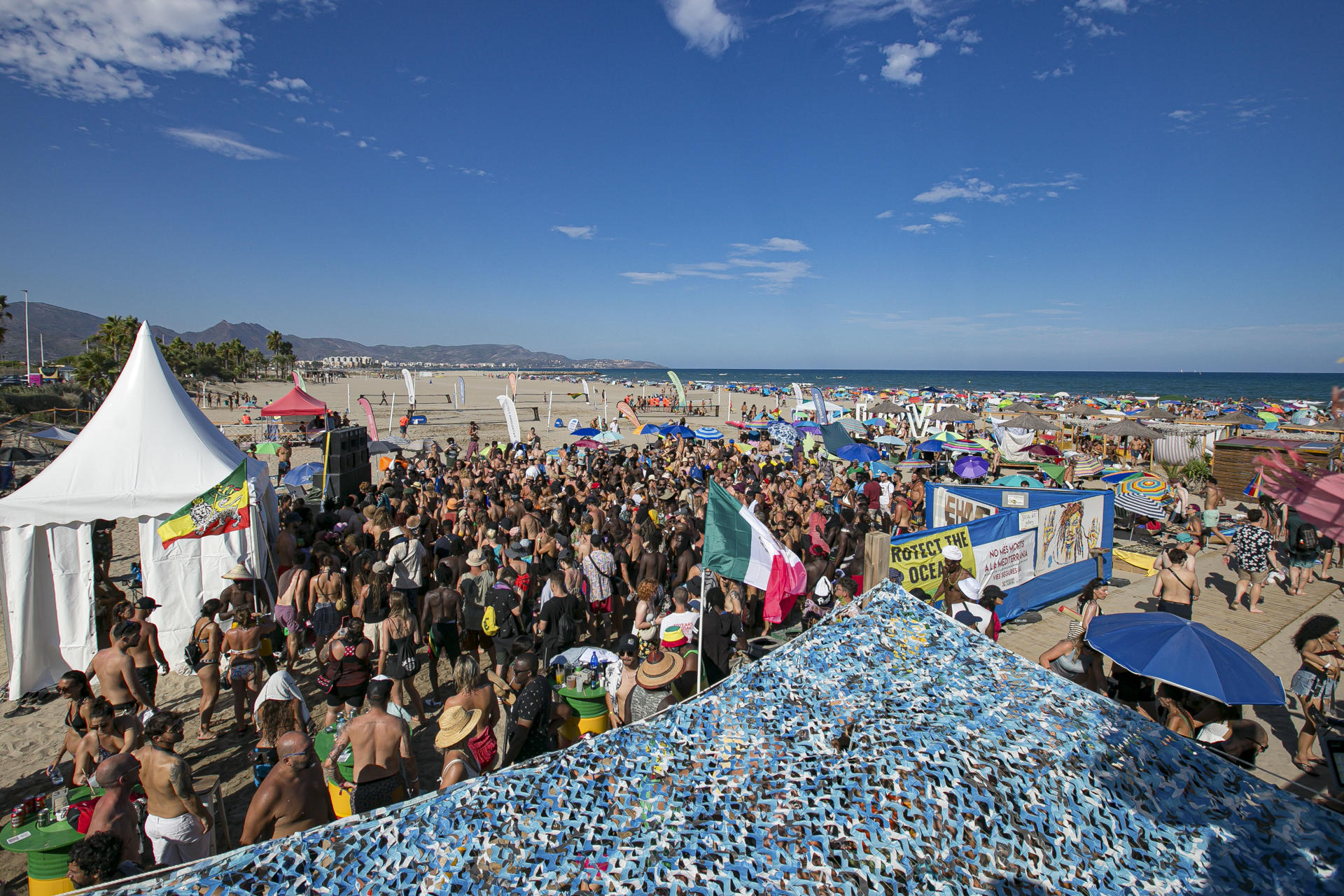 Música, debates, arte, gastronomía internacional y una amplia agenda extramusical constituyen los pilares del festival reggae Rototom Sunsplash que un verano más transforma el municipio mediterráneo de Benicàssim (Castellón) en una experiencia cultural y social que lo convierte en un evento único y comprometido, enraizado en la ecología y la multiculturalidad. En la imagen la zona del festival en la playa de Benicàssim en la edición del año pasado. EFE/Antonio García Gómez/ROTOTOM ----CRÉDITO OBLIGATORIO, solo para ilustrar la información que acompaña----