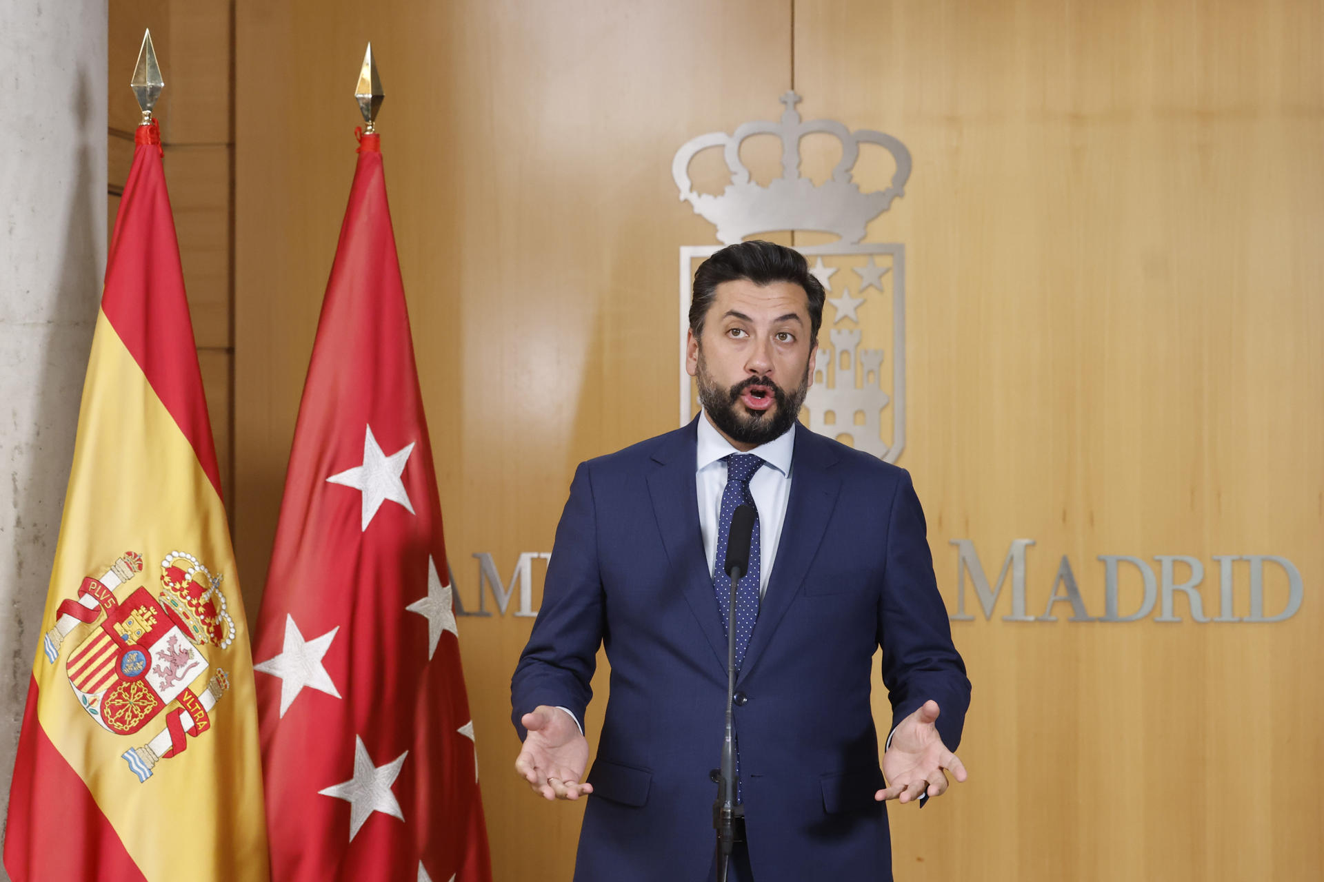 El portavoz del PP en la Asamblea, Carlos Díaz-Pache en rueda de prensa previa a un pleno en la Asamblea de Madrid celebrado este jueves centrado en el apagón eléctrico que afectó a España. EFE/ Javier Lizón