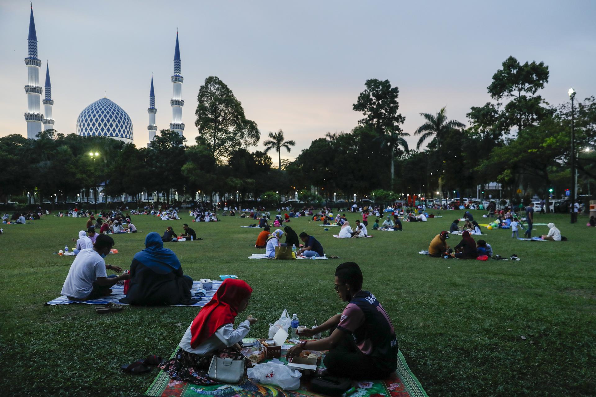 Fotografía de archivo de un grupo de malasios cerca de una mezquita en Kuala Lumpur. 
EFE/EPA/FAZRY ISMAIL
