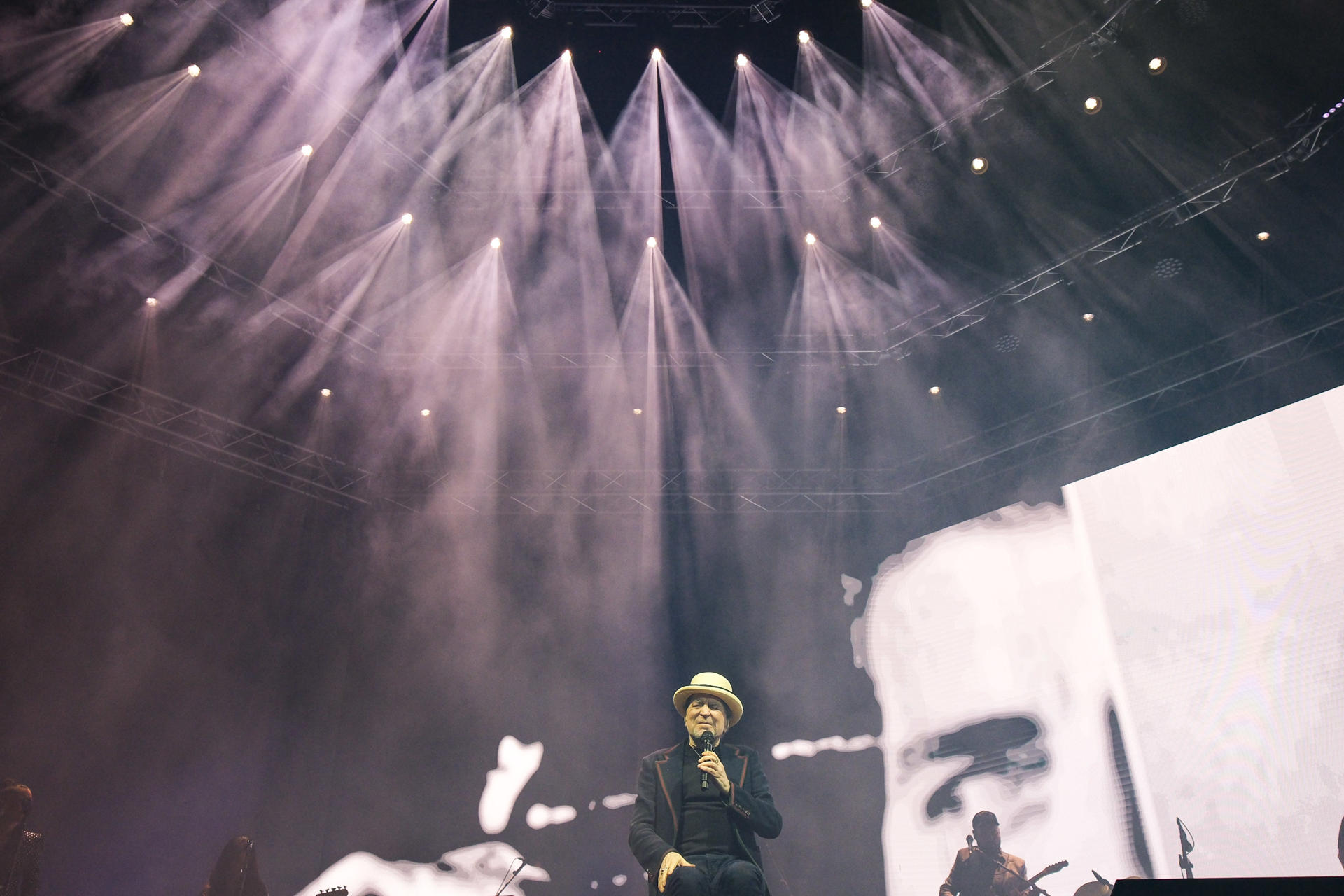 Tras despedirse de sus seguidores en América, una de las grandes referencias de la música en español del último medio siglo, el cantautor Joaquín Sabina, ha comenzado este jueves en Las Palmas de Gran Canaria la gira de 36 conciertos que ha programado en España para echar el cierre a su exitosa carrera. EFE/Ángel Medina G.