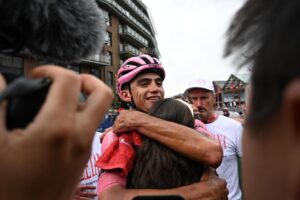 Isaac del Toro (UAE) tras perder la maglia rosa del Giro en la última y decisiva etapa de montaña, con final en Sestriere, Italia. EFE/EPA/LUCA ZENNARO