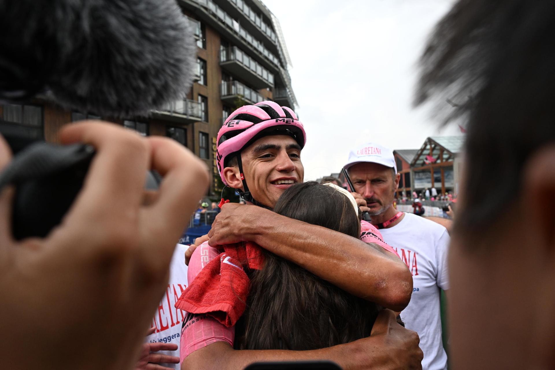 Isaac del Toro (UAE) tras perder la maglia rosa del Giro en la última y decisiva etapa de montaña, con final en Sestriere, Italia. EFE/EPA/LUCA ZENNARO