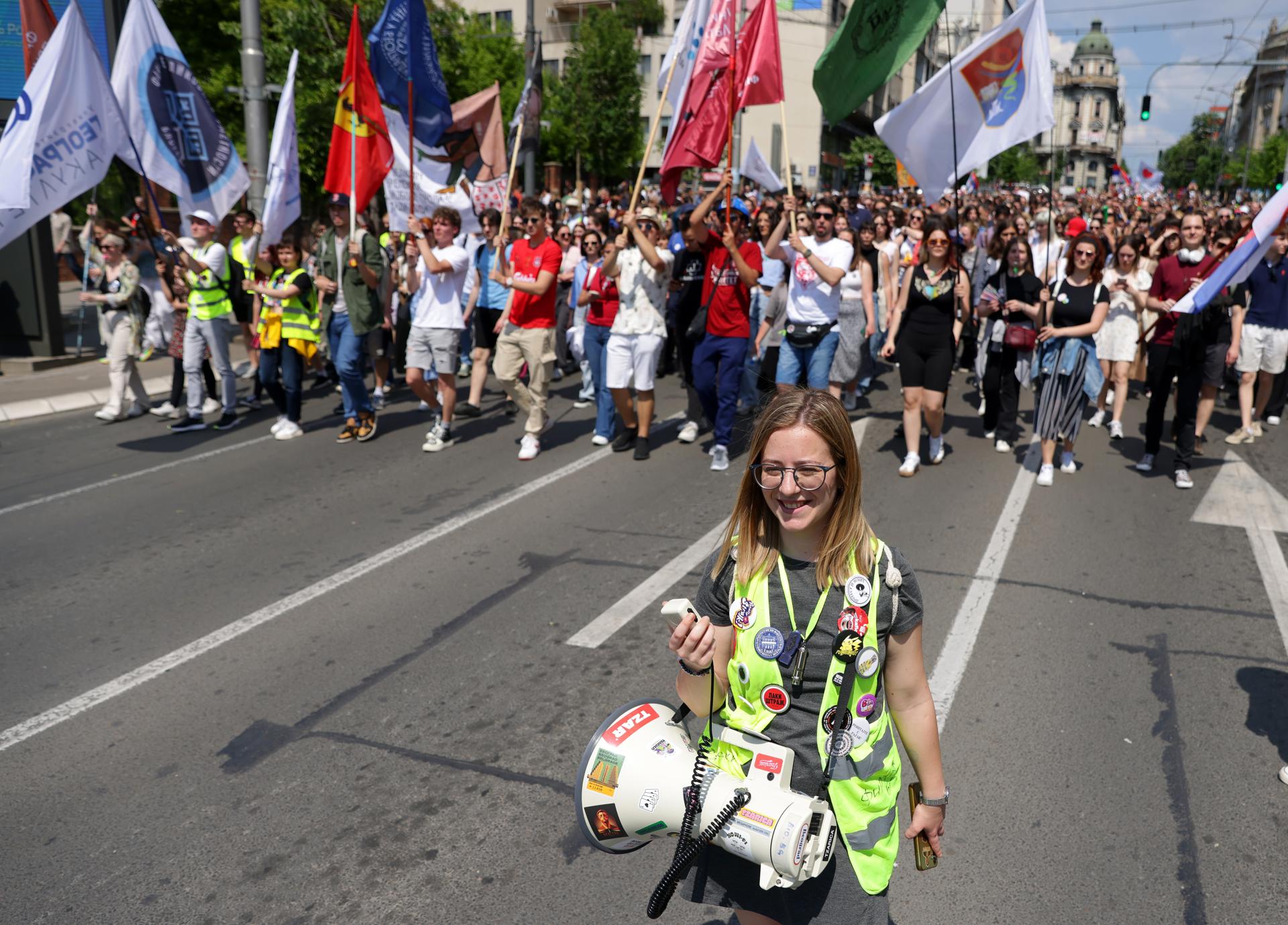 Belgrado, 1 may (EFE).- Varios miles de universitarios y afiliados a los cinco principales sindicatos de Serbia han reclamado este jueves al Gobierno mejoras laborales, como la jornada de cuatro días, y medidas contra la corrupción de la que acusan al presidente serbio, el nacionalista Aleksandar Vucic. EFE/EPA/ANDREJ CUKIC