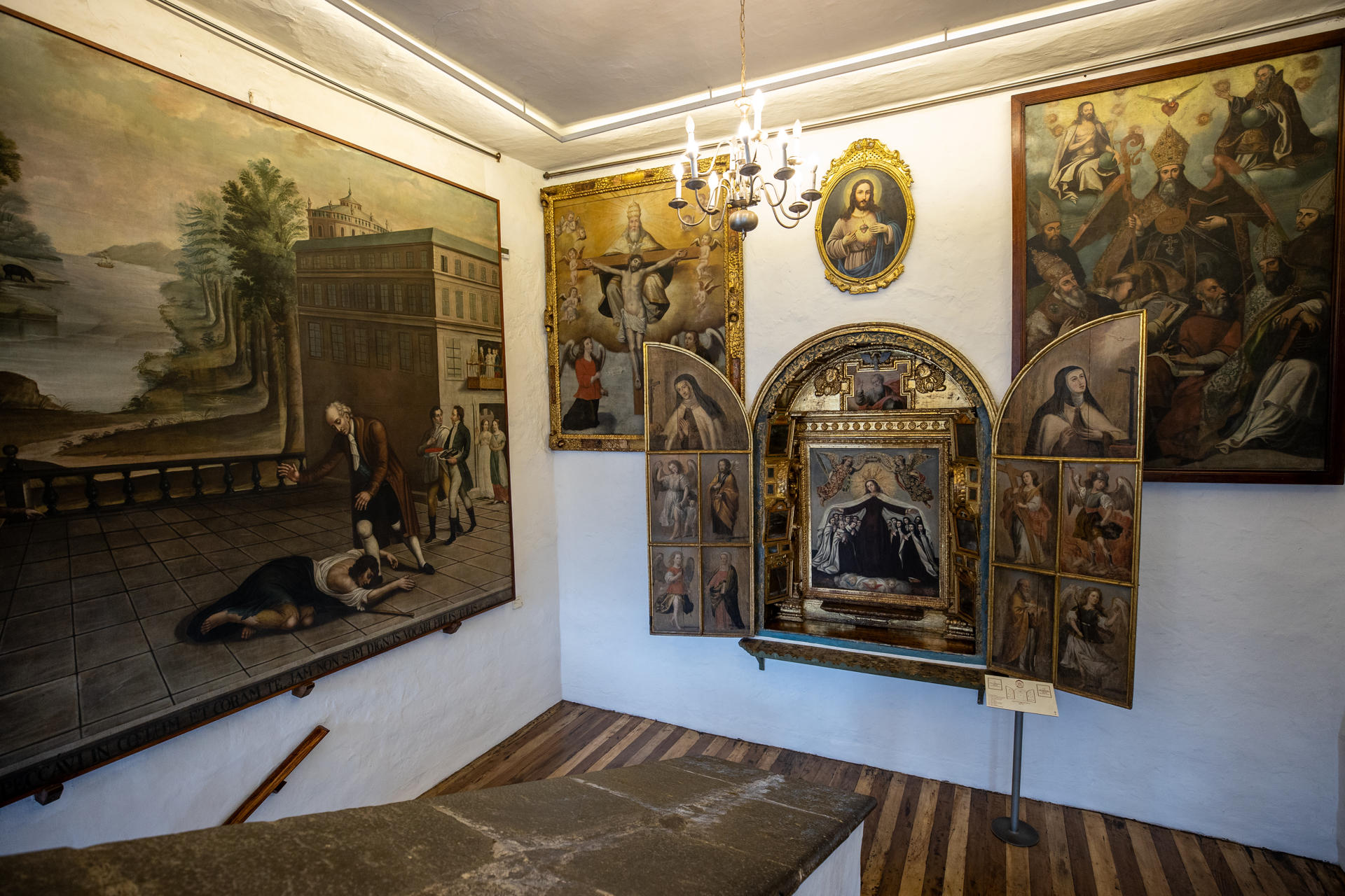 Fotografía de una de las salas del Museo del Carmen Bajo este viernes, en Quito (Ecuador). EFE/ José Jácome
