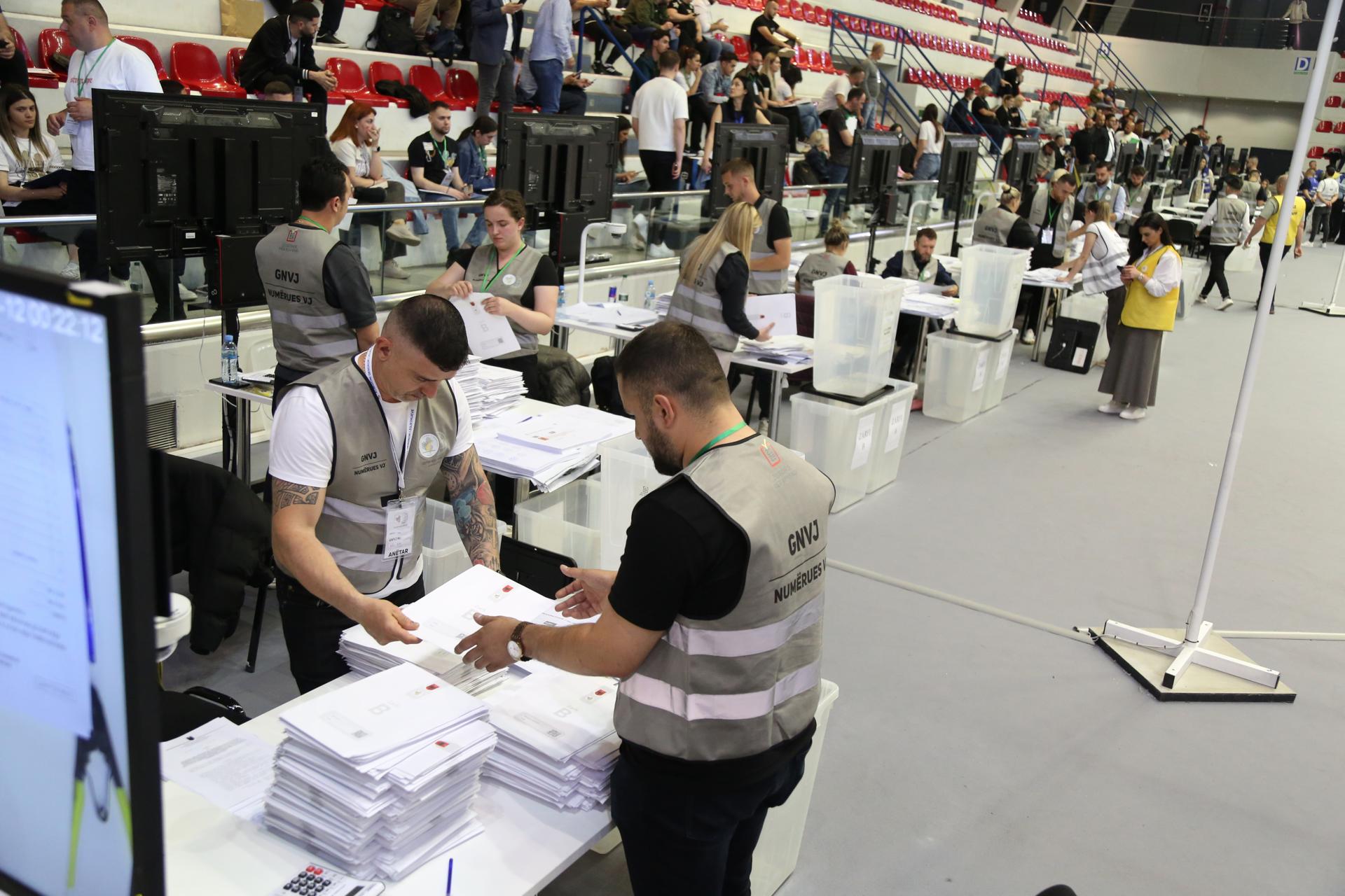 Miembros de la comisión electoral cuentan las papeletas en un centro de recuento de votos después de las elecciones parlamentarias del país en Tirana, Albania, 11 de mayo de 2025. Alrededor de 3,9 millones de votantes con derecho a voto tanto dentro del país como de la diáspora están llamados a elegir a 140 diputados, con el actual primer ministro Edi Rama y su gobernante Partido Socialista (SP) buscando un cuarto mandato. (Elecciones) EFE/EPA/MALTON DIBRA
