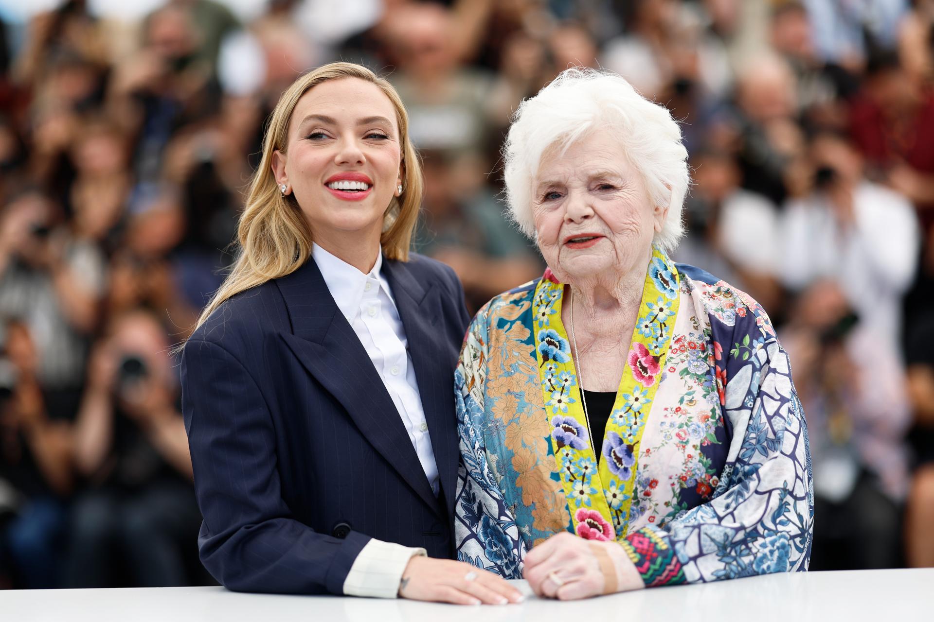 La directora Scarlett Johansson (I) y June Squibb (D) asisten al photocall de 'Eleanor The Great' durante el 78º Festival de Cine de Cannes, en Cannes, Francia, el 21 de mayo de 2025. El festival de cine se celebra del 13 al 24 de mayo de 2025. (Cine, Francia) EFE/EPA/MOHAMMED BADRA
```