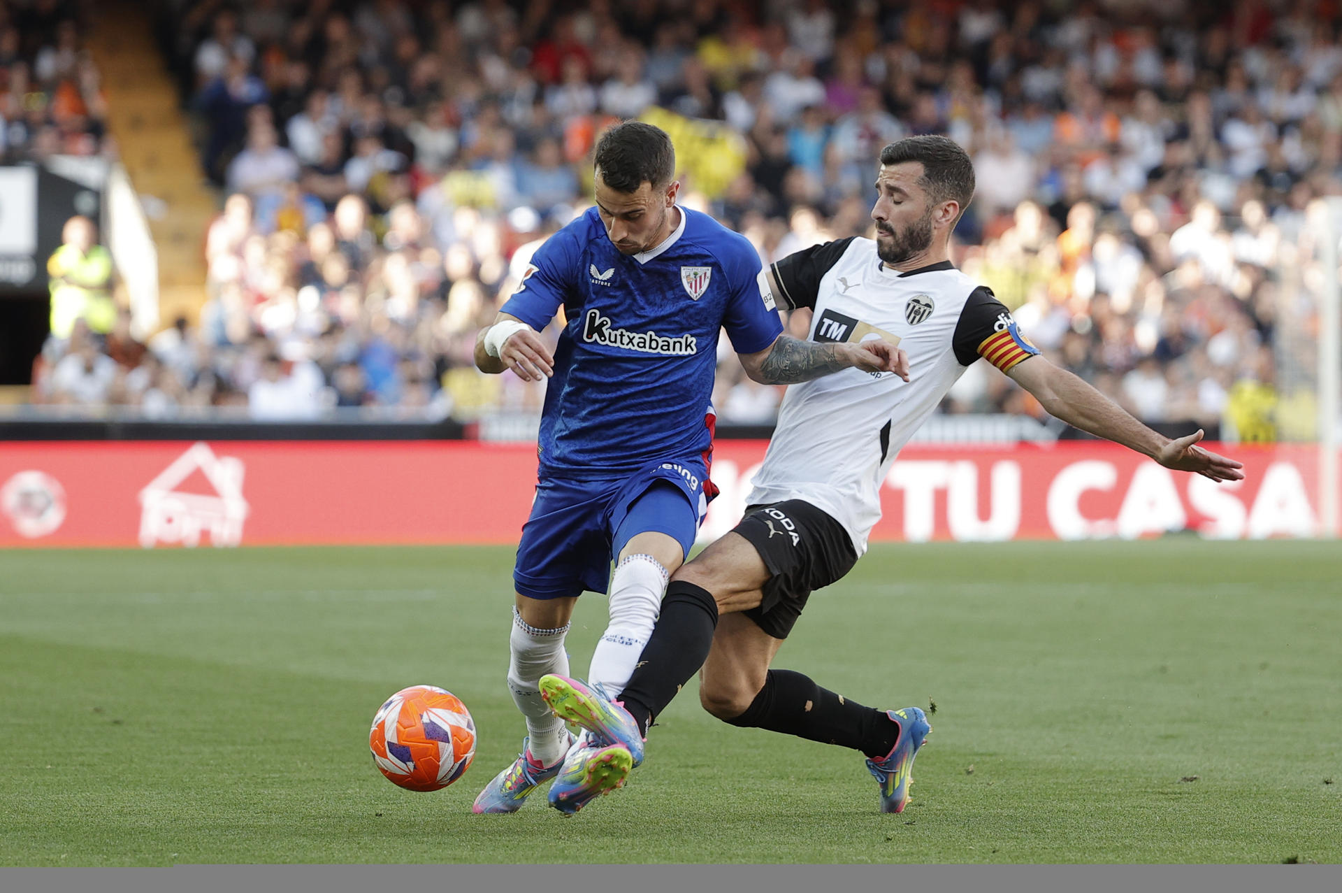 El defensa del Valencia CF José Gayá (d) lucha con Alejandro Berenguer, del Athletic de Bilbao, durante el partido de la jornada 37 de LaLiga que Valencia CF y Athletic de Bilbao disputaron en Mestalla. EFE/Manuel Bruque
