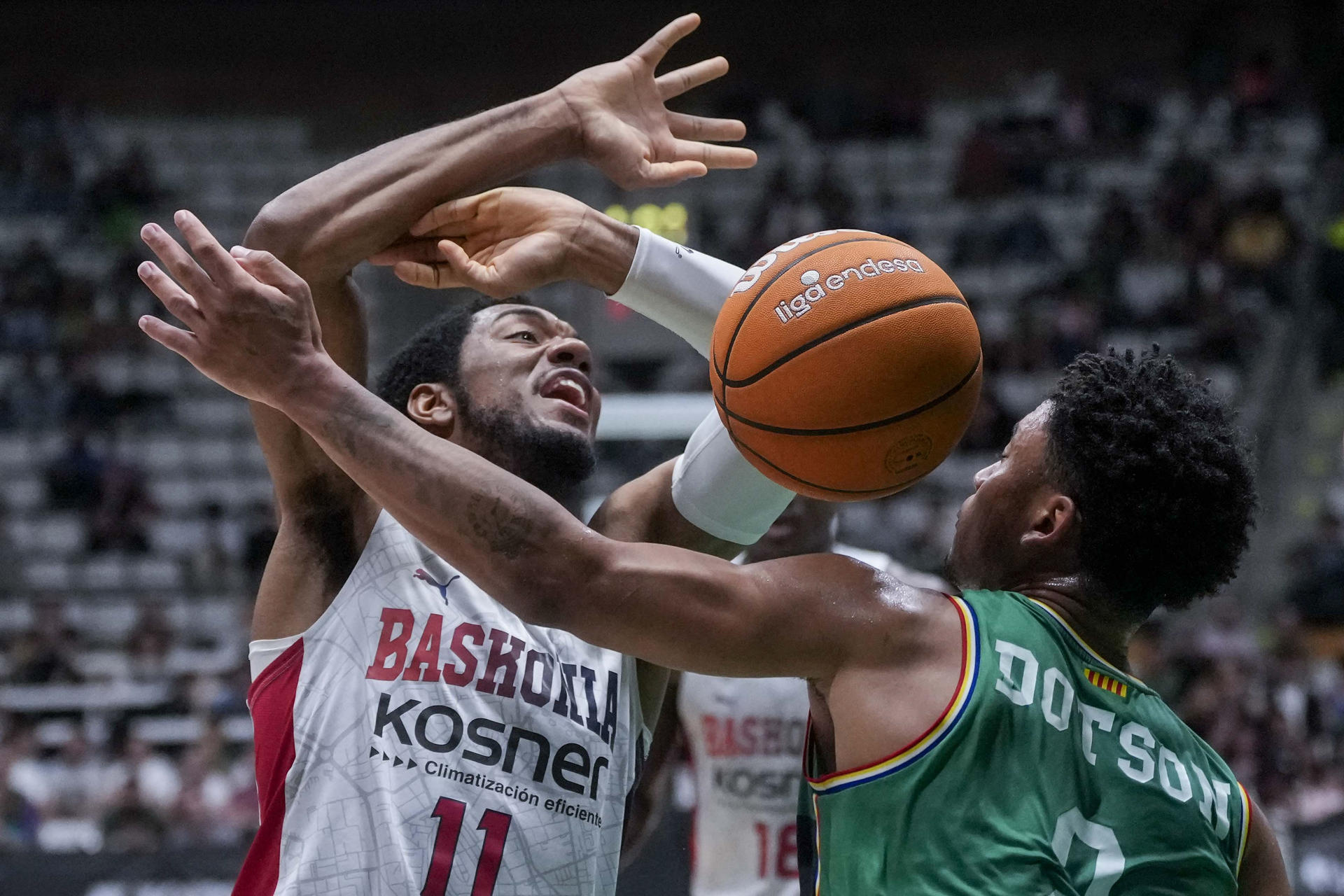 BAD El base estadounidense de Baskonia, Trent Forrest (i), pelea el rebote ante el base estadounidense de Joventut, Devon Dotson, durante el partido correspondiente a la fase regular de la Liga Endesa que disputaron Joventut y Baskonia en el Palau Municipal D´Esports de Badalona . EFE/ Enric Fontcuberta.
