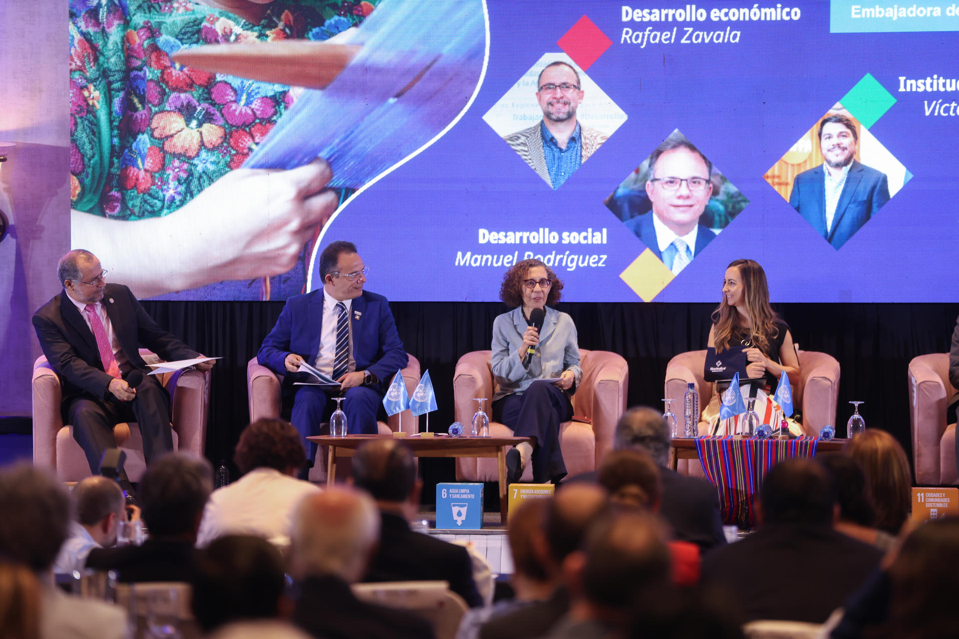 De izquierda a derecha, Rafael Zavala, representante de la FAO en Guatemala, Manuel Rodríguez Pumarol, representante de UNICEF en Guatemala, María Clara Girbau, embajadora de España en Guatemala y Juliana Correa, embajadora Británica en Guatemala, participan en un foro durante la entrega del informe anual de resultados 2024 del sistema de Naciones Unidas, este martes en Ciudad de Guatemala (Guatemala). Al menos 2,9 millones de personas en Guatemala sufren de inseguridad alimentaria, en su mayoría mujeres y niños, según un informe divulgado este martes por la Organización de Naciones Unidas (ONU). EFE/ Mariano Macz