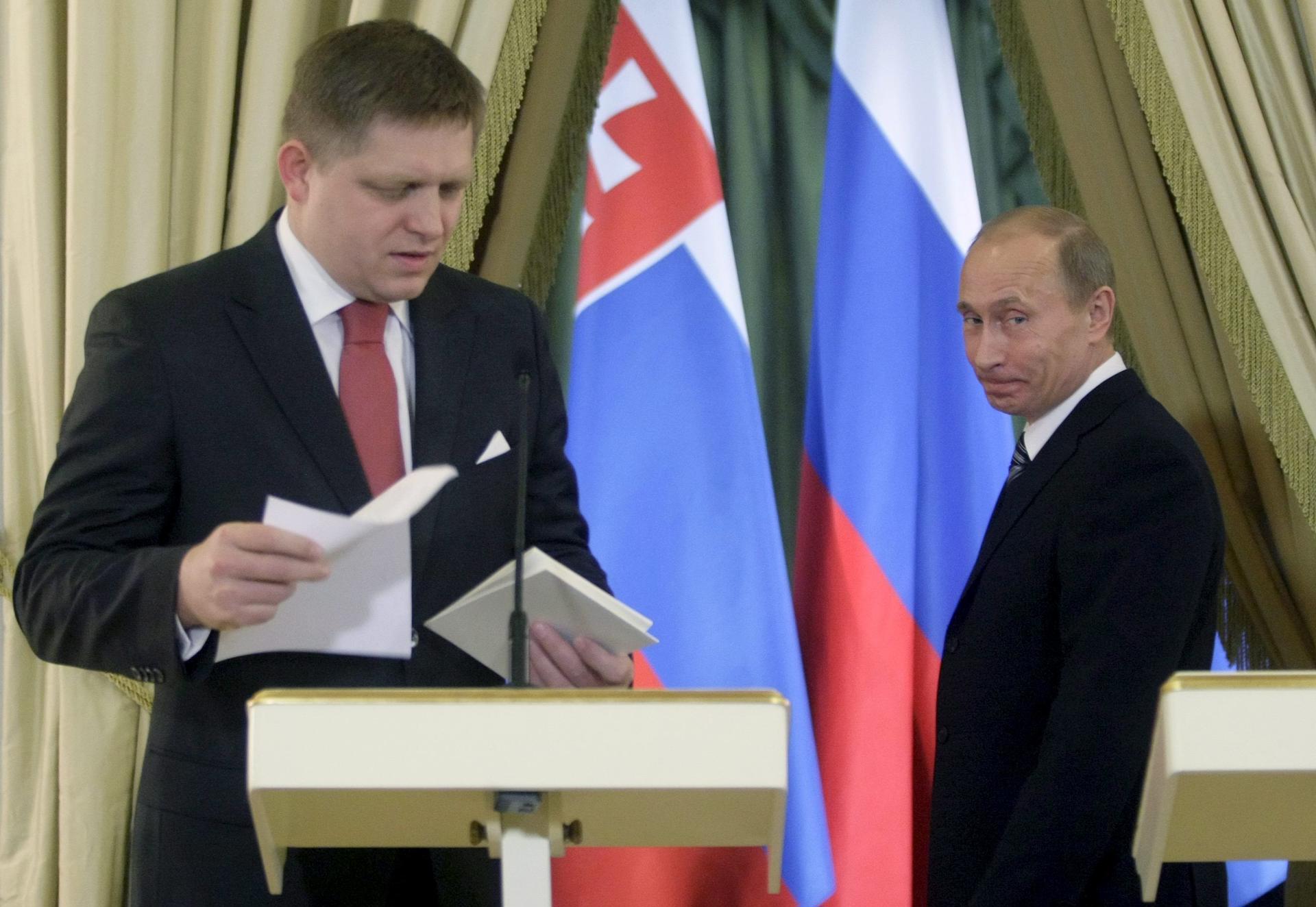 Foto archivo. El primer ministro ruso, Vladímir Putin (d), y su homólogo eslovaco, Robert Fico (i) durante una conferencia de prensa celebrada tras su reunión en Moscú. EFE/SERGEI CHIRIKOV