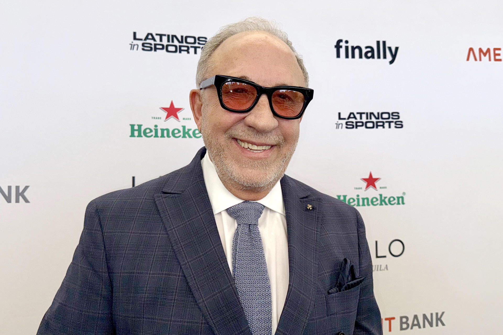 El músico y empresario musical cubano, Emilio Estefan posa este viernes, en Miami (Estados Unidos). EFE/ Alicia Civita