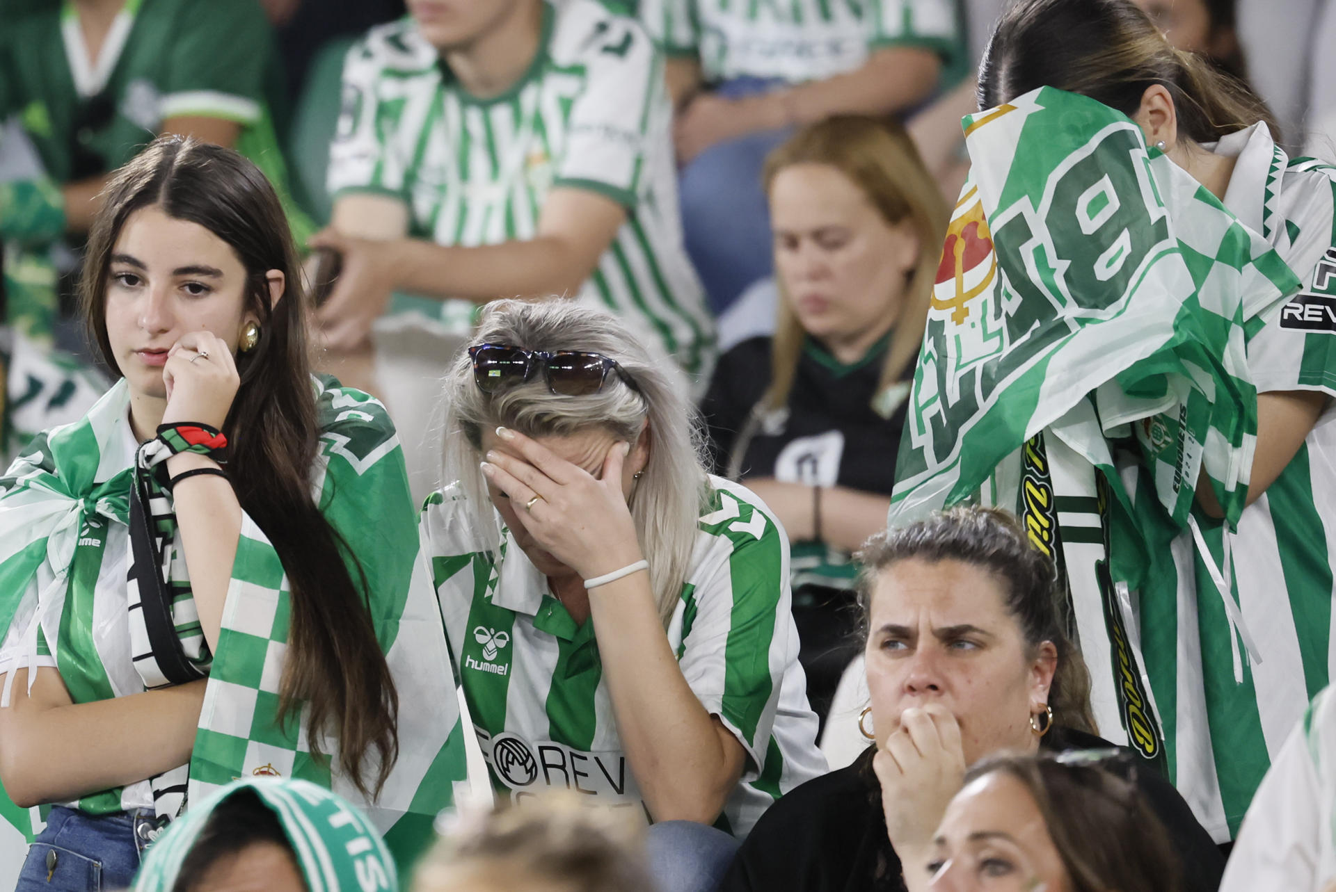 Aficionados del Betis siguen desde las pantallas instaladas en el estadio Benito Villamarín el encuentro correspondiente a la final de la Liga de Conferencia que disputaron Chelsea y Betis en el Tarczynski Arena de Breslávia. EFE / José Manuel Vidal.