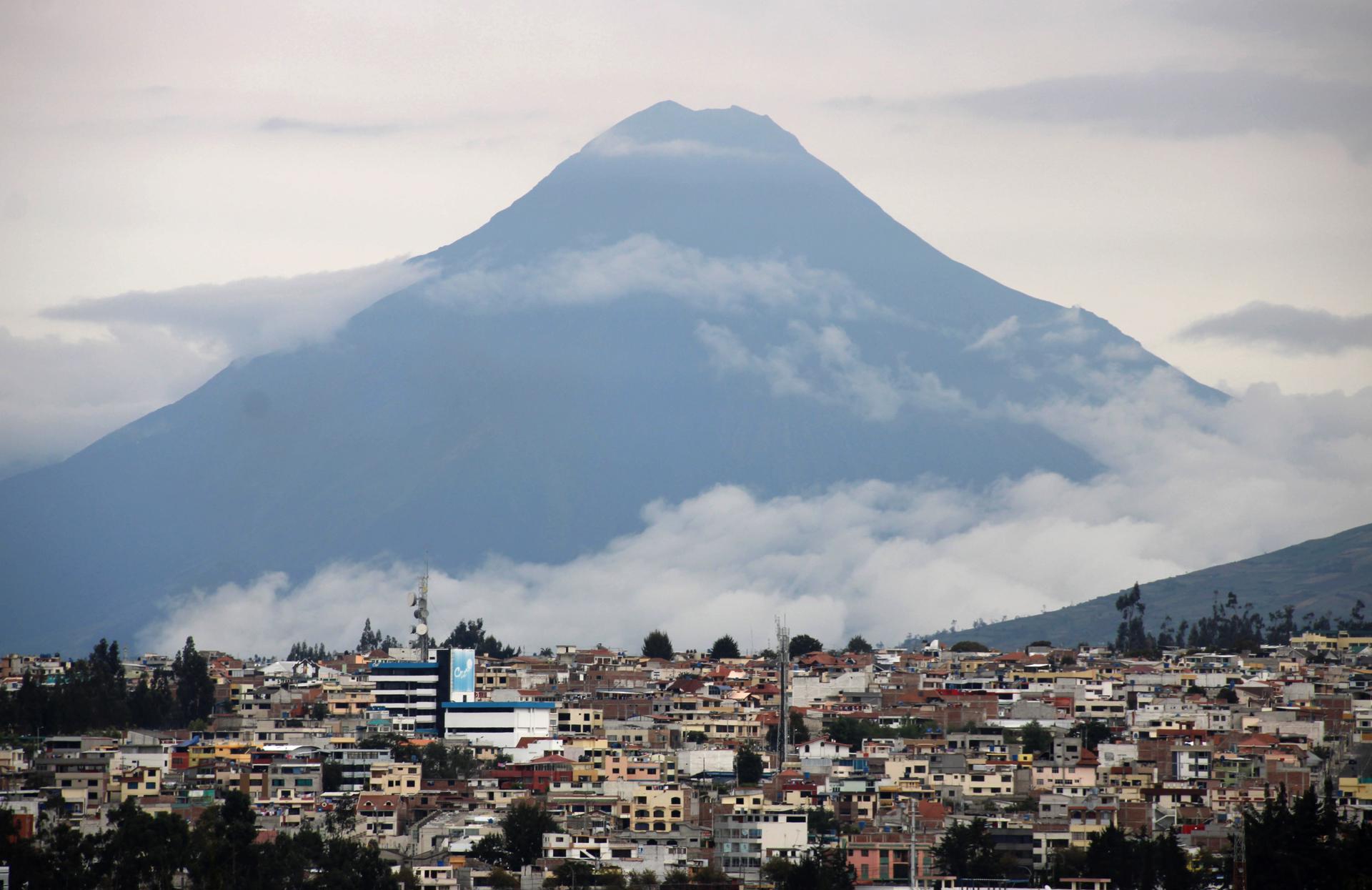 Fotografía de archivo del volcán Tungurahua desde la ciudad de Ambato (Ecuador). EFE/ Elías L. Benarroch