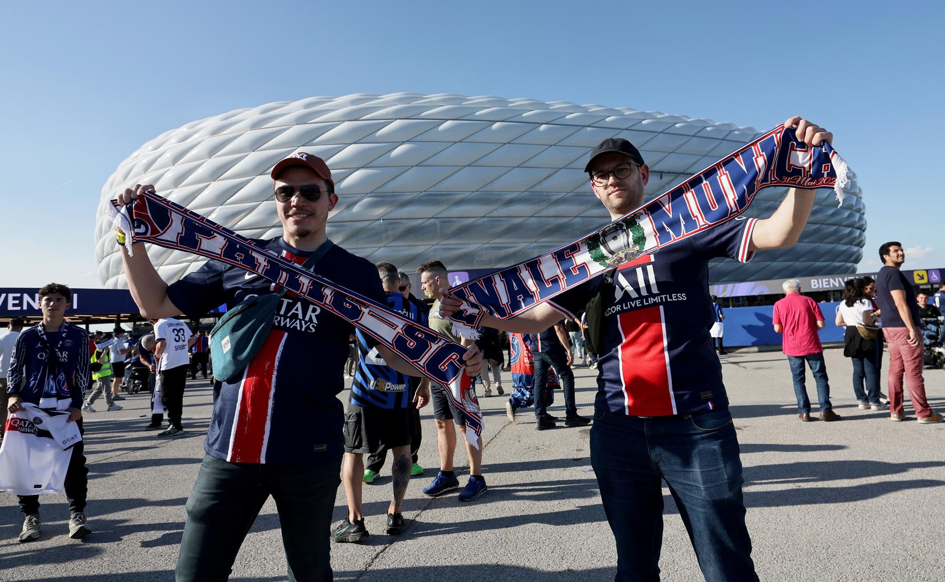 Aficionados de PSG e Inter en Múnich, Alemania. EFE/EPA/RONALD WITTEK
