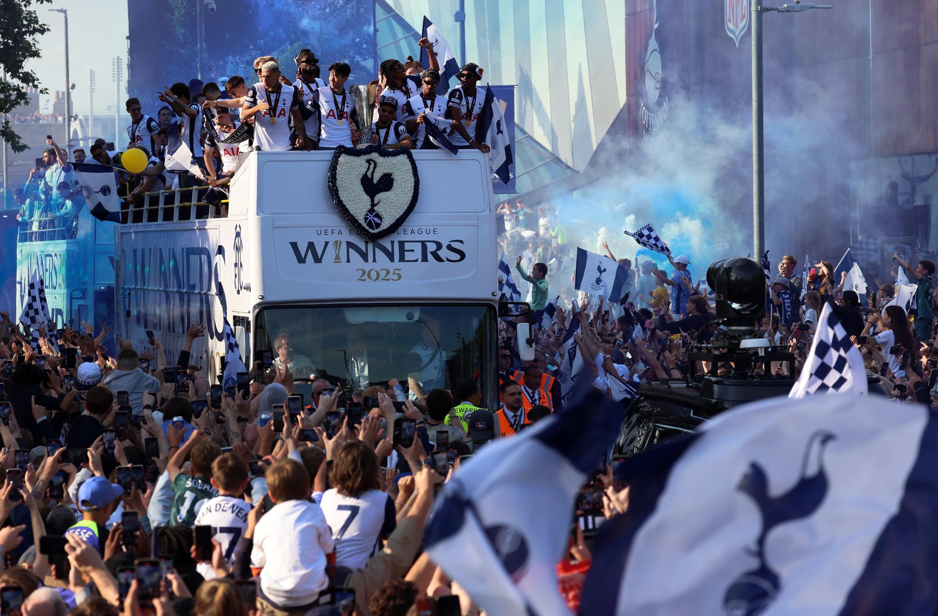 El equipo y el cuerpo técnico del Tottenham Hotspur viajan en un autobús descapotable durante el desfile tras la Liga Europa, en el norte de Londres. EFE/EPA/ANDY RAIN