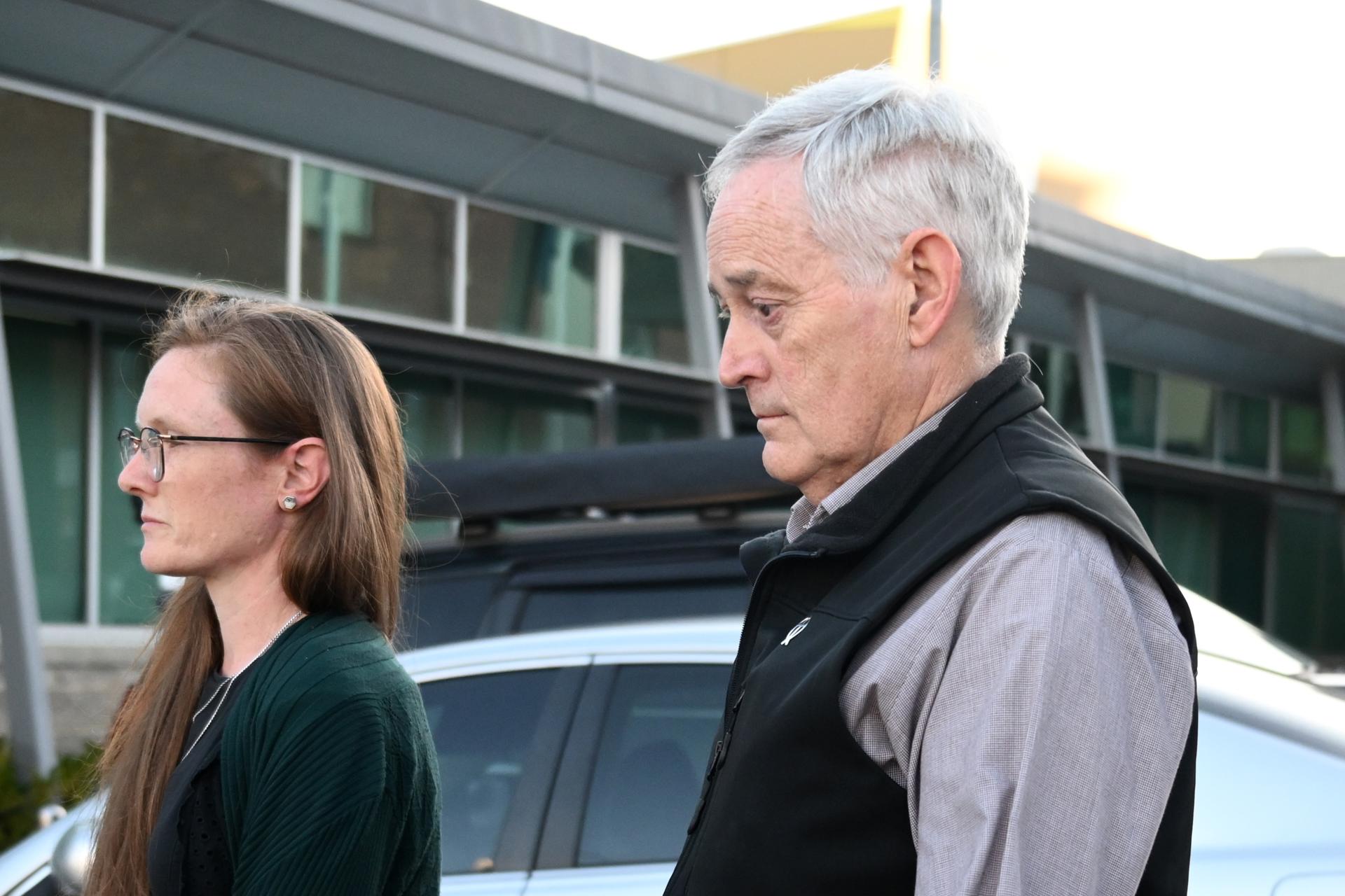 Ian Wilkinson (derecha), el único superviviente de un supuesto envenenamiento con setas, acude a testificar al tribunal de la ciudad australiana de Morwell.
EFE/EPA/JOEL CARRETT AUSTRALIA AND NEW ZEALAND OUT