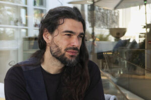 El cineasta español Oliver Laxe, que presenta en la competición oficial del Festival de Cannes su película 'Sirat', protagonizada por Sergi López, durante una entrevista con EFE en Cannes. EFE/Edgar Sapiña Manchado