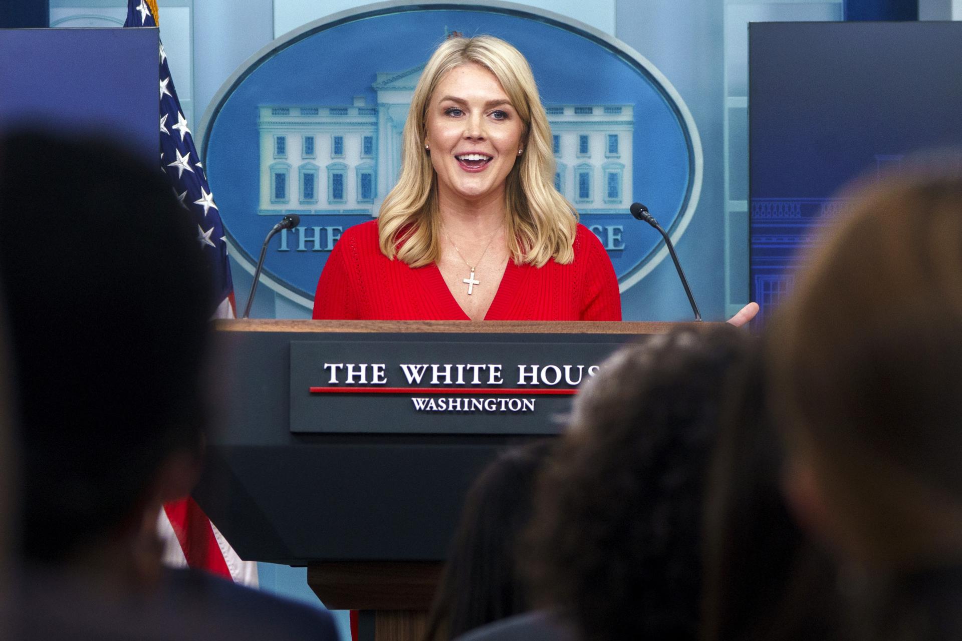 La secretaria de prensa de la Casa Blanca, Karoline Leavitt, habla durante una conferencia de prensa en Washington. EFE/EPA/WILL OLIVER