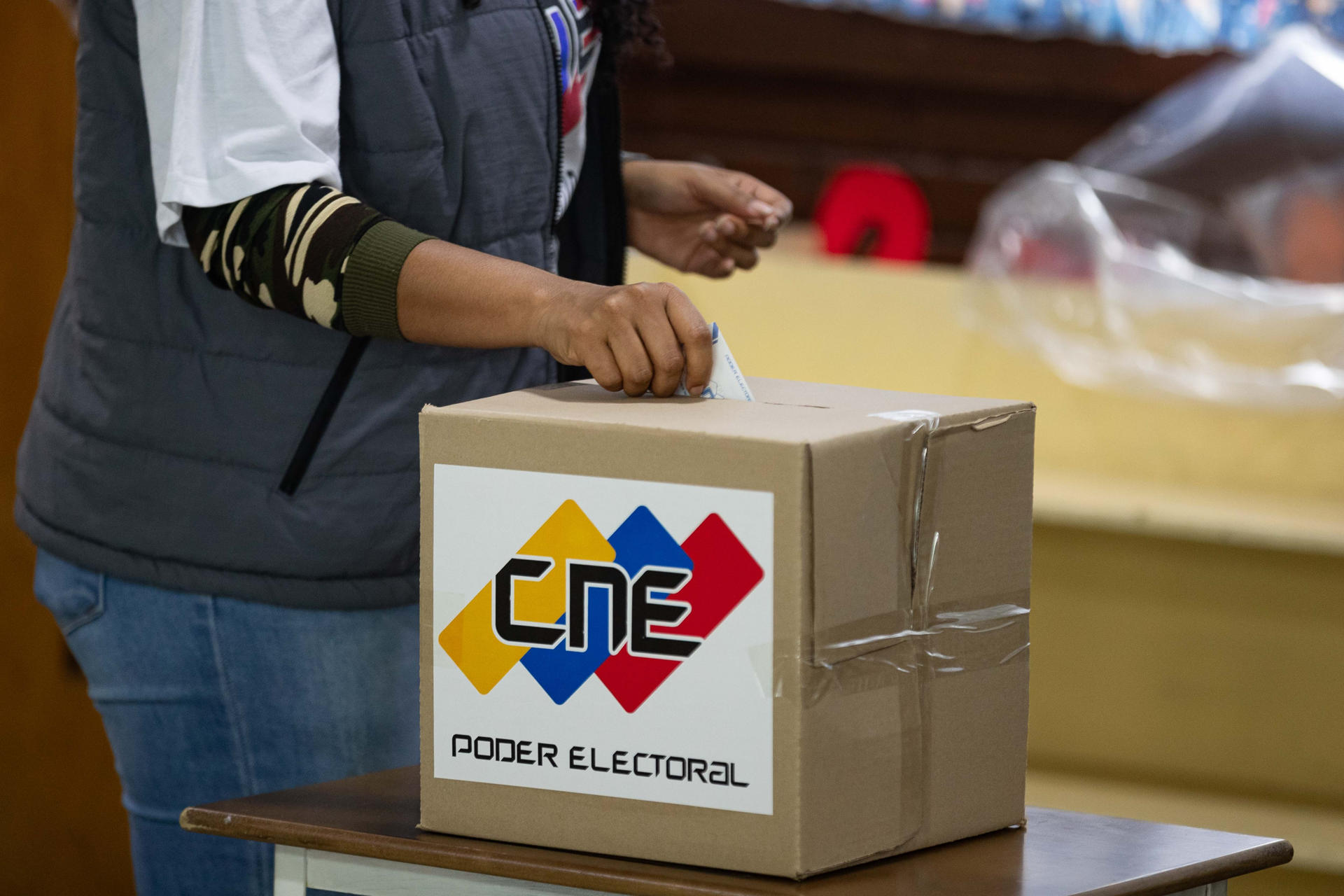 Fotografía de una persona que participa en un simulacro electoral en Caracas (Venezuela). EFE/ Ronald Peña R