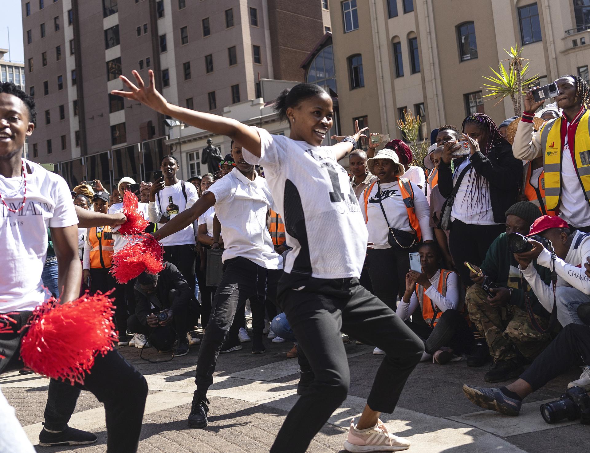 Bailarines actúan en la plaza Gandhi durante un evento para conmemorar el Día Internacional de la Danza en el centro de Johannesburgo, Sudáfrica, el 16 de mayo de 2025. Según los organizadores, se esperaba que más de 1000 bailarines participaran en el evento titulado 'Mjaivo Jaiva', una colaboración entre la Asociación del Centro de Johannesburgo, el Instituto de Invencibilidad Maharishi y Moving into Dance Trust. El Día Internacional de la Danza se celebra anualmente en todo el mundo el 29 de abril. (Sudáfrica, Johannesburgo) EFE/EPA/KIM LUDBROOK