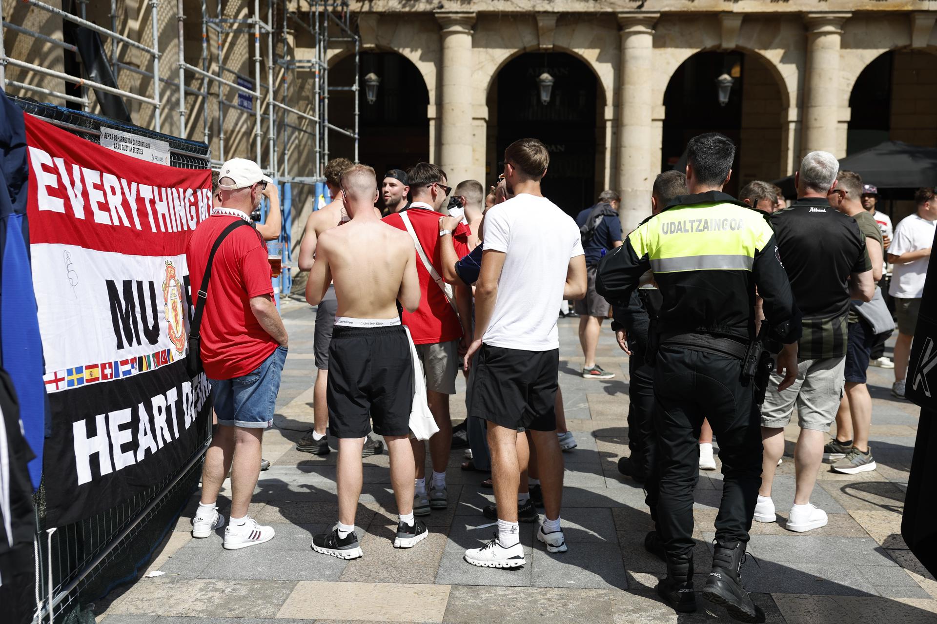 Aficionados del Manchester United se divierten en los bares de Bilbao la víspera de la final de la Europa League que enfrentará a su equipo contra el Tottenham en el estadio de San Mamés. EFE/ Miguel Toña