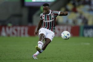 Jhon Arias de Fluminense golpea el balón ante Once Caldas, en el Estadio Maracaná de Río de Janeiro (Brasil). EFE/Andre Coelho