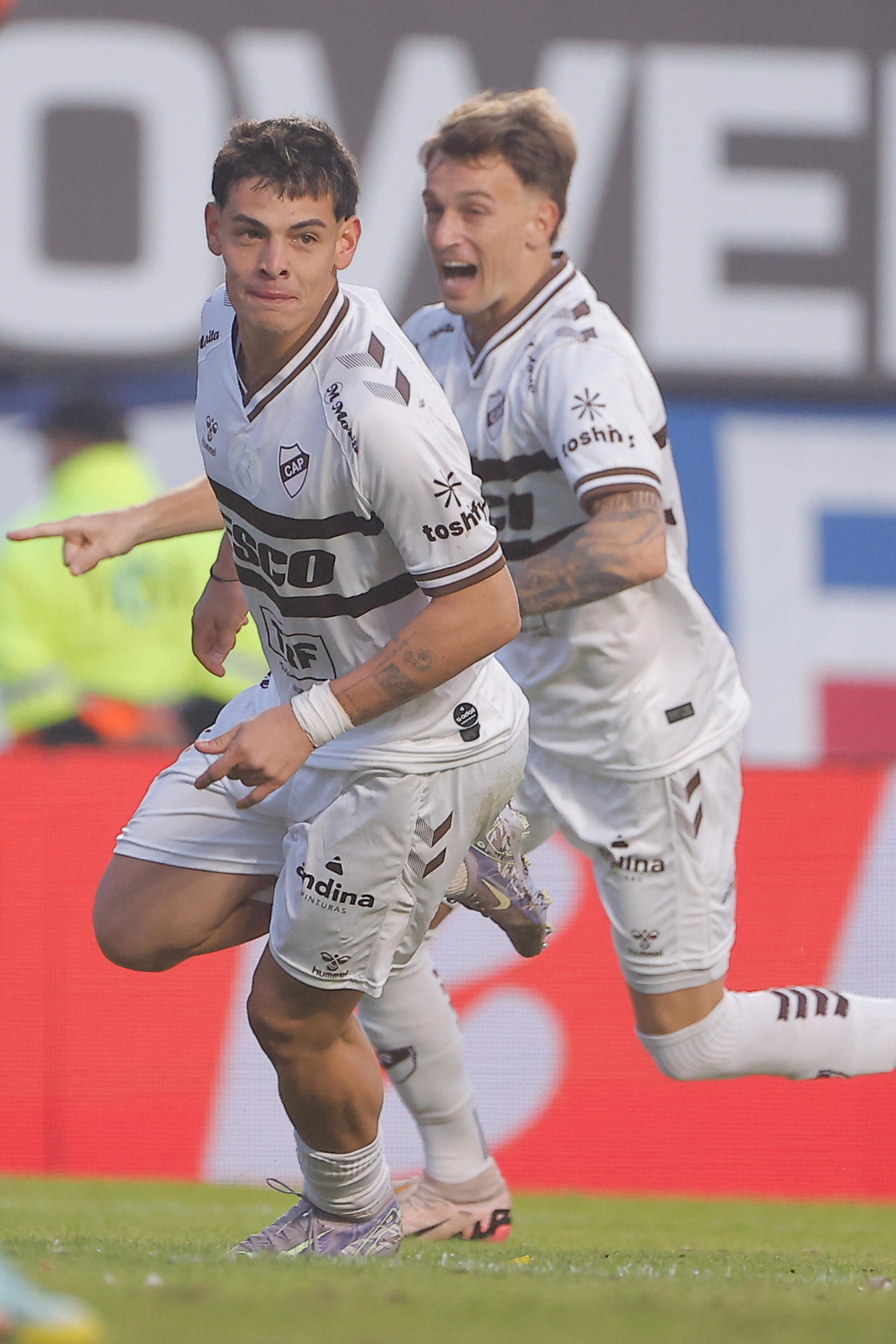 Franco Zapiola (i) de Platense celebra un gol ante San Lorenzo. EFE/Juan Ignacio Roncoroni