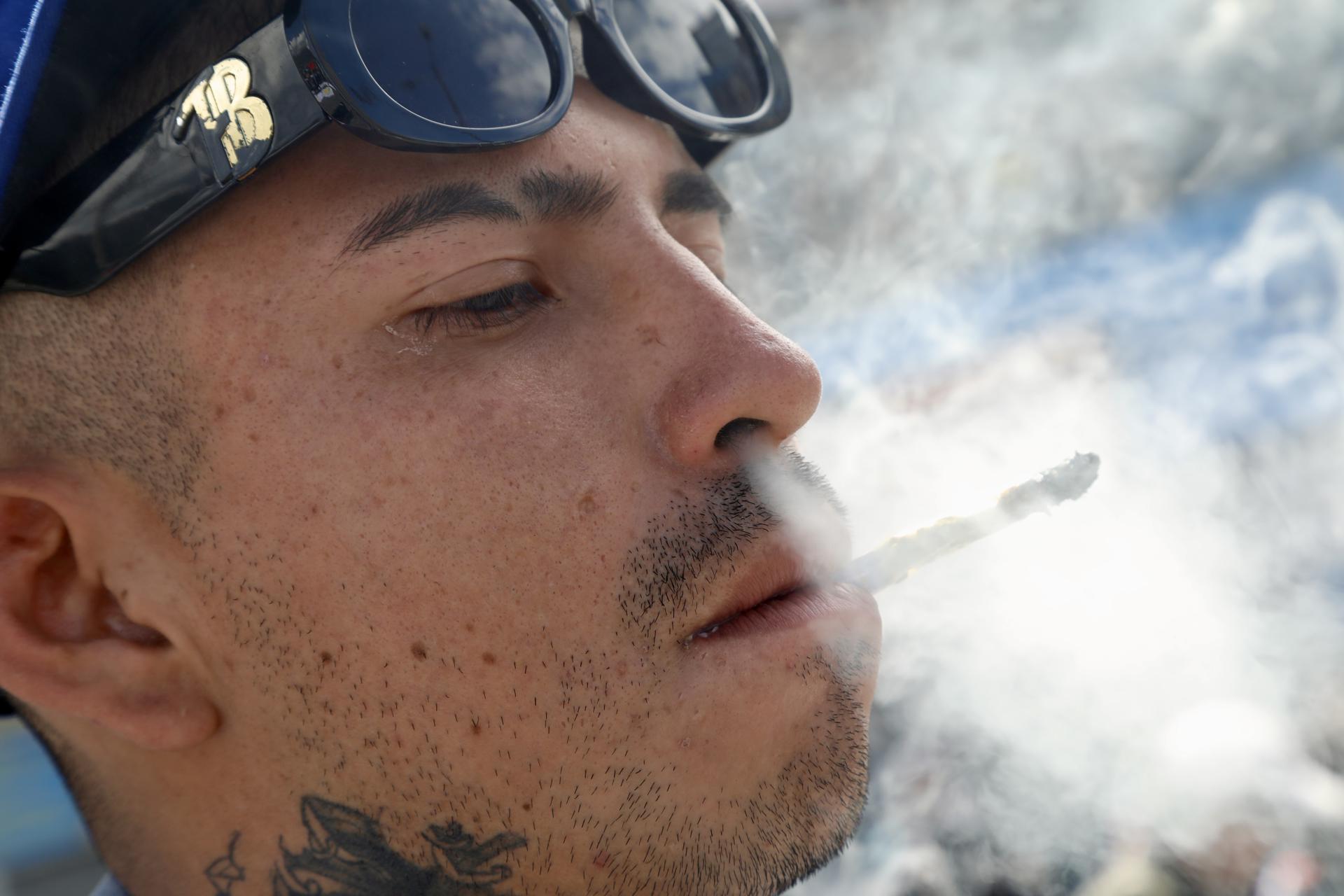 Una personas participa en la marcha por el Día Mundial de la Marihuana este sábado, en Quito (Ecuador). EFE/ Gianna Benalcazar