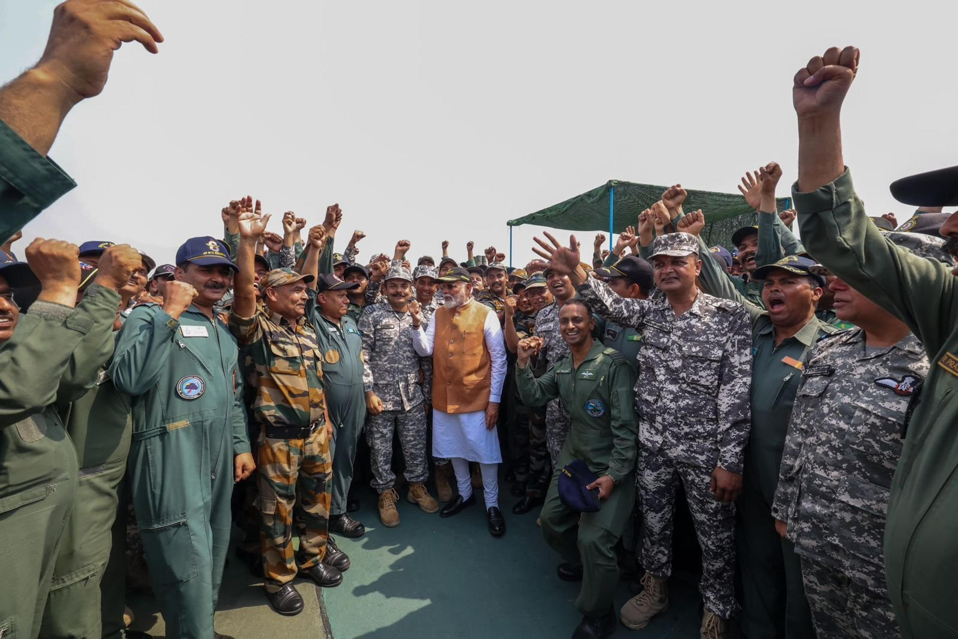 El primer ministro de la India, Narendra Modi (c) visita este martes la base aérea de Adampur. EFE/Gobierno indio / SOLO USO EDITORIAL/SOLO DISPONIBLE PARA ILUSTRAR LA NOTICIA QUE ACOMPAÑA (CRÉDITO OBLIGATORIO)