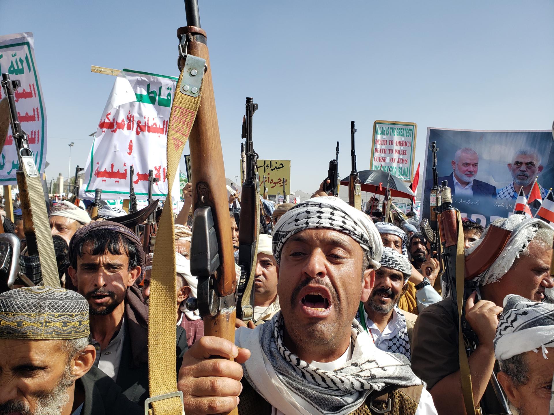 Partidarios de los hutíes corean consignas y alzan sus armas durante una protesta contra Estados Unidos e Israel en Saná, Yemen, 16 de mayo de 2025. Los partidarios de los hutíes se reunieron en Saná para protestar contra el apoyo de Estados Unidos a la operación militar de Israel en Gaza en medio de la escalada de los ataques con misiles y drones hutíes contra Israel. El líder hutí Abdul-Malik al-Houthi dijo en un discurso televisado que el grupo ha disparado alrededor de 10 misiles balísticos y drones hacia territorio israelí en la última semana, en apoyo a los palestinos en Gaza. (Protestas) EFE/EPA/YAHYA ARHAB