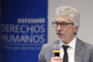 La disparidad y la falta de datos confiables sobre violencia y discriminación contra personas LGTBIQ+ en Colombia está obstaculizando la implementación efectiva de los derechos que el país ya ha reconocido legalmente, advirtió este viernes el experto independiente de la ONU, Graeme Reid. EFE/Mauricio Dueñas Castañeda