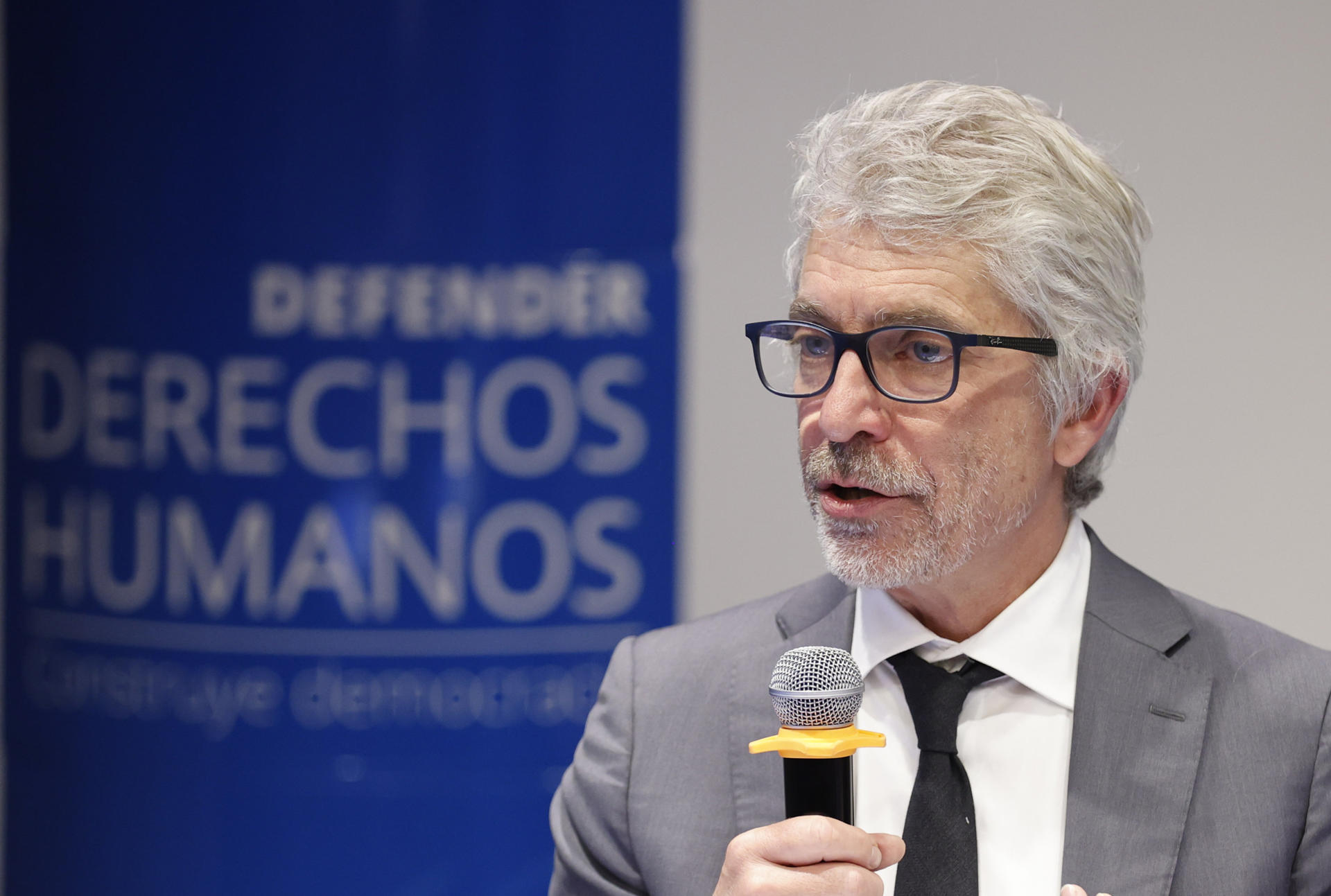 La disparidad y la falta de datos confiables sobre violencia y discriminación contra personas LGTBIQ+ en Colombia está obstaculizando la implementación efectiva de los derechos que el país ya ha reconocido legalmente, advirtió este viernes el experto independiente de la ONU, Graeme Reid. EFE/Mauricio Dueñas Castañeda