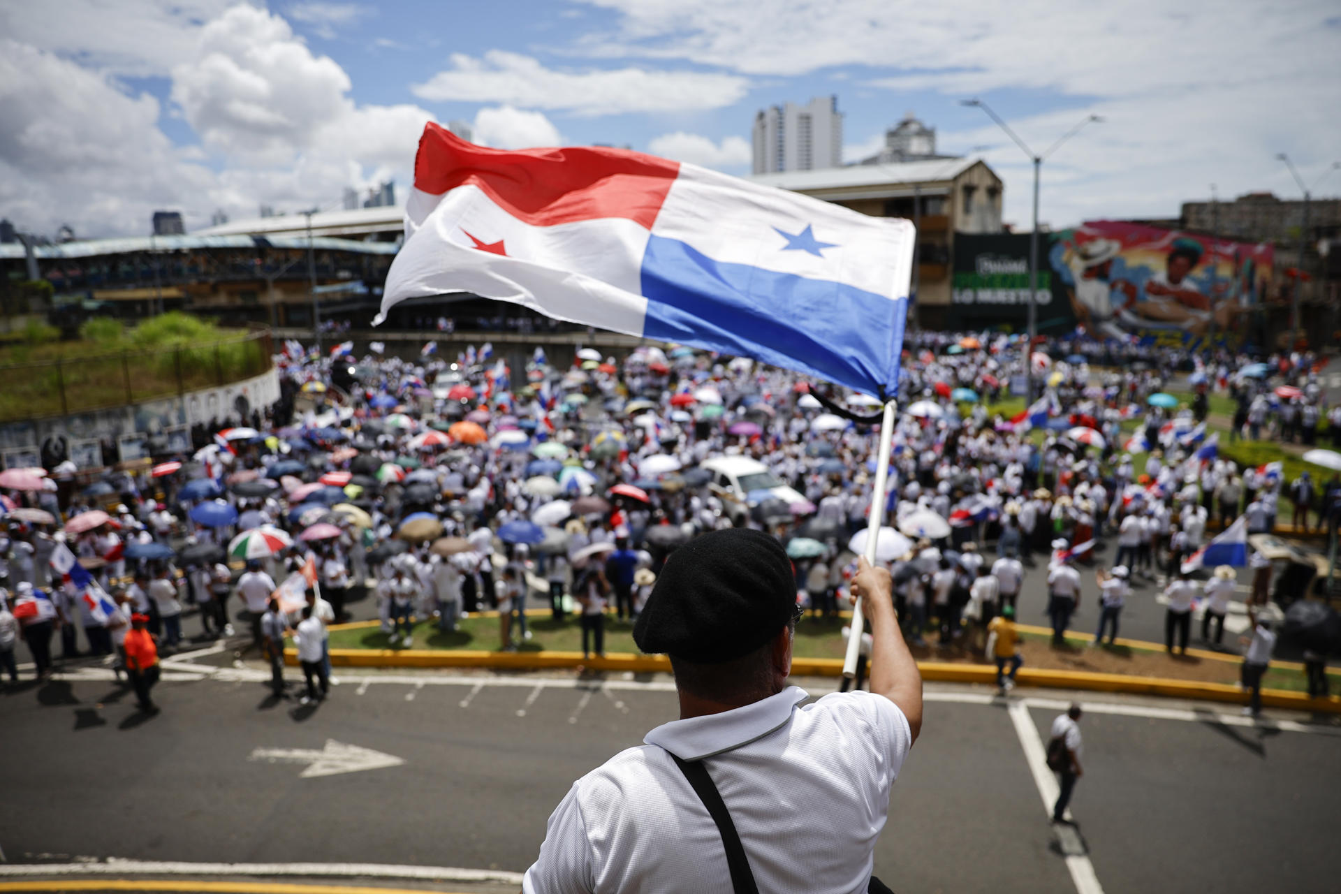 Una persona sostiene una bandera durante una manifestación en defensa de la autonomía universitaria y la soberanía nacional este 6 de mayo de 2025, en ciudad de Panamá (Panamá). EFE/ Bienvenido Velasco