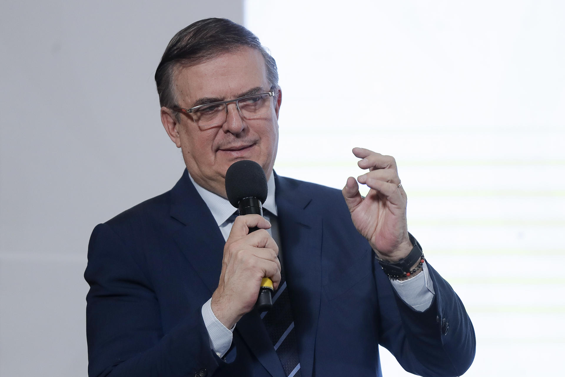 El secretario de Economía, Marcelo Ebrard, participa durante una rueda de prensa de la presidenta de México, Claudia Sheinbaum este jueves en Palacio Nacional de la Ciudad de México (México). EFE/ Isaac Esquivel