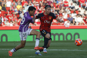 El delantero japonés del Mallorca, Takuma Asano (d), disputa el balón ante el defensa marroquí del Valladolid, Adam Aznou, durante el partido de la jornada 35 de LaLiga EA Sports. EFE/ Cati Cladera