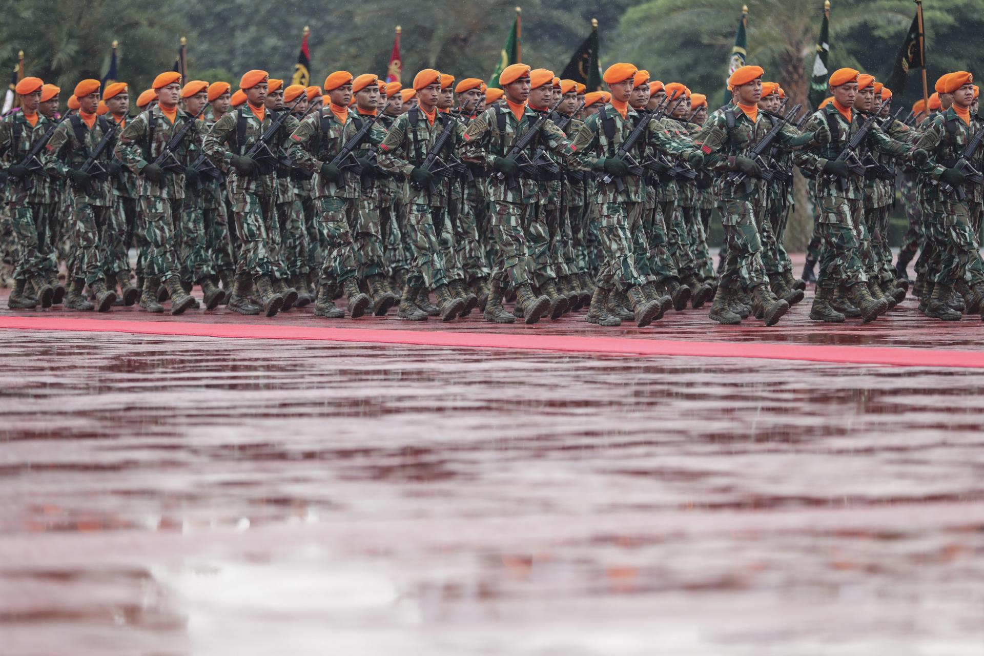 Fotografía de archivo que muestra a miembros de la Fuerza Aérea de Indonesia en Yakarta, Indonesia, el 24 de julio de 2022. EFE/MAST IRHAM