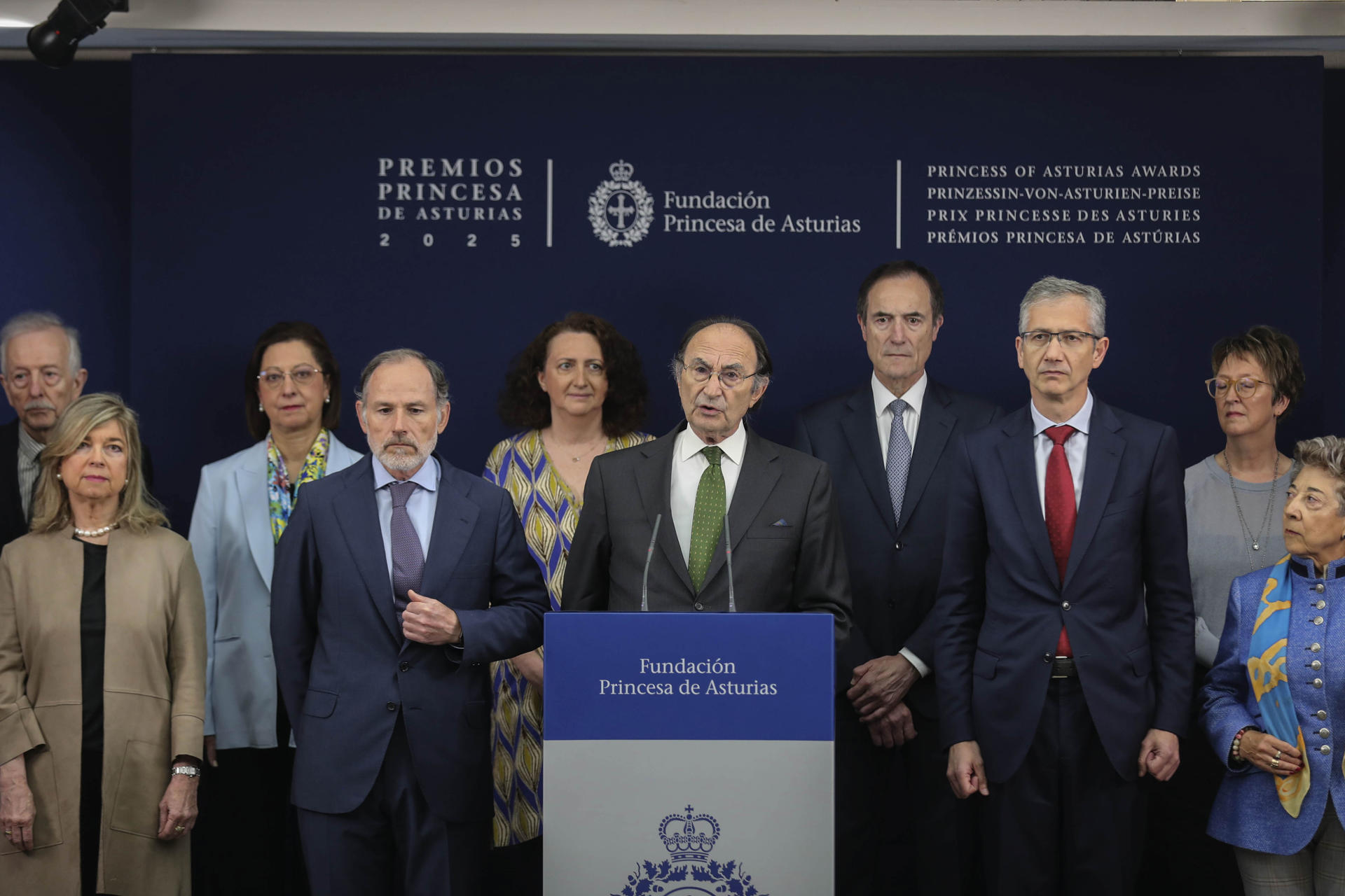 El presidente del jurado del Premio Princesa de Asturias de Ciencias Sociales 2025, Emilio Lamo de Espinosa (c), durante la lectura del acta del jurado que otorga el galardón de esta edición al demógrafo estadounidense Douglas Massey, quien ha realizado contribuciones significativas en áreas como la migración internacional, la segregación residencial y la estratificación social. EFE/ J.L.Cereijido