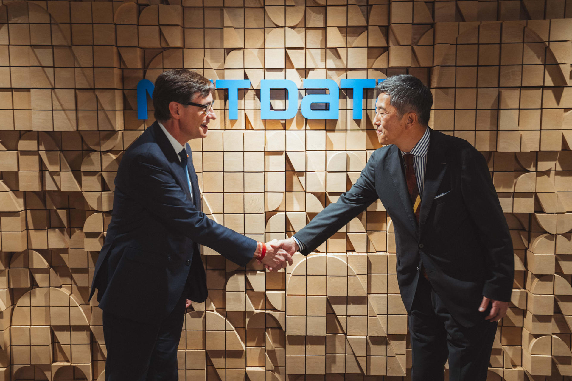 El presidente de la Generalitat, Salvador Illa (I), se ha reunido con representantes de la empresa NTT Data, multinacional especializada en servicios de consultoría tecnológica y que cuenta con 4.000 trabajadores en Cataluña, en el marco del viaje institucional que el presidente realiza a Japón. EFE/Arnau Carbonell/Generalitat ***SÓLO USO EDITORIA/SOLO USO PERMITIDO PARA ILUSTRAR LA NOTICIA QUE APARECE EN EL PIE DE FOTO (CRÉDITO OBLIGATORIO)***