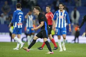 El centrocampista del FC Barcelona, Gavi, celebra el campeonato de liga tras derrotar al RCD Espanyol a la finalización del encuentro correspondiente a la jornada 36 de LaLiga EA Sports que RCD Espanyol y FC Barcelona han disputado en el RCDE Stadium, en Cornellá de Llobregat, Barcelona. EFE/Enric Fontcuberta.