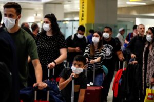 Personas usan máscaras como precaución contra la propagación de la COVID-19 en marzo de 2020 en Sao Paulo (Brasil). EFE/Sebastião Moreira