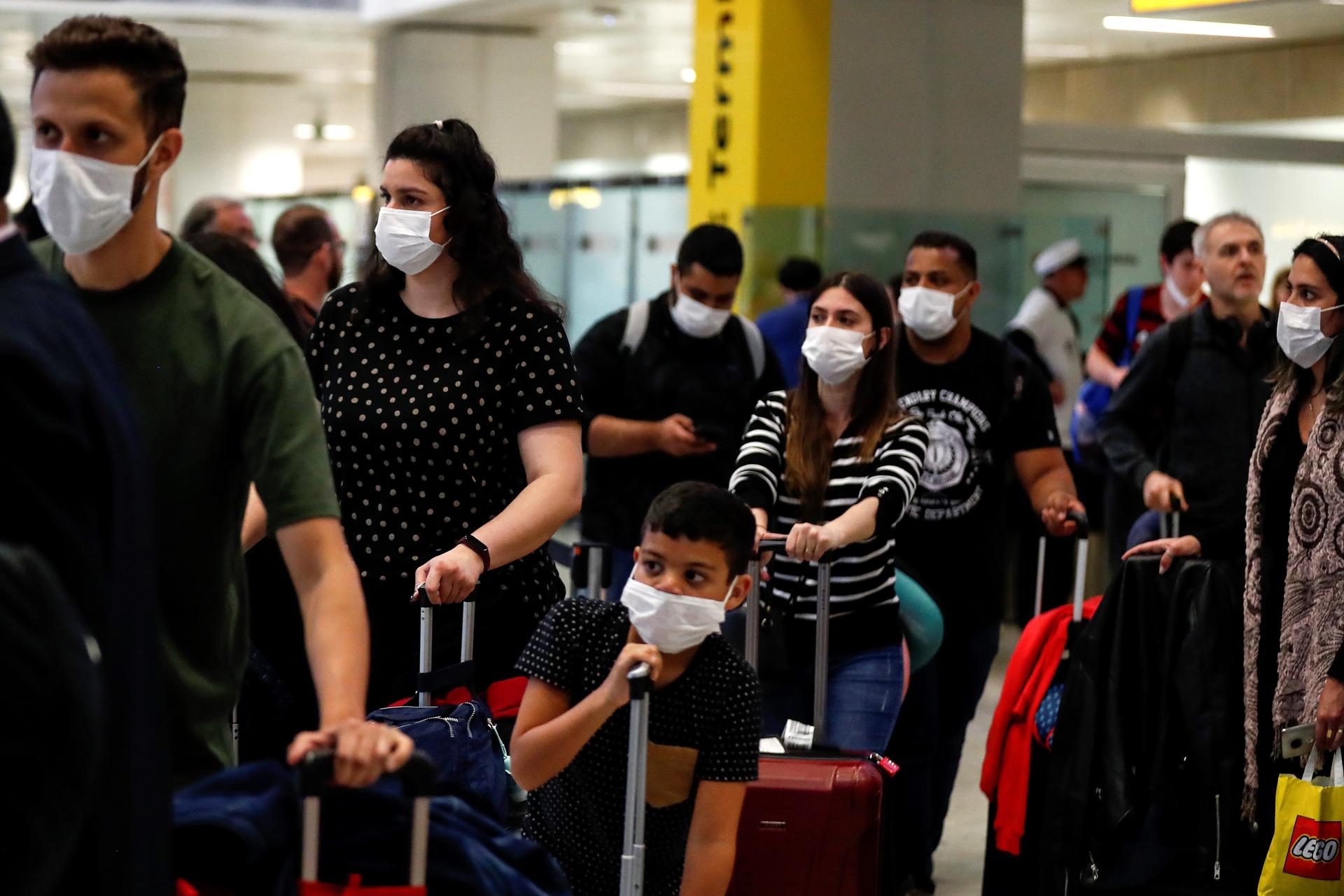 Personas usan máscaras como precaución contra la propagación de la COVID-19 en marzo de 2020 en Sao Paulo (Brasil). EFE/Sebastião Moreira