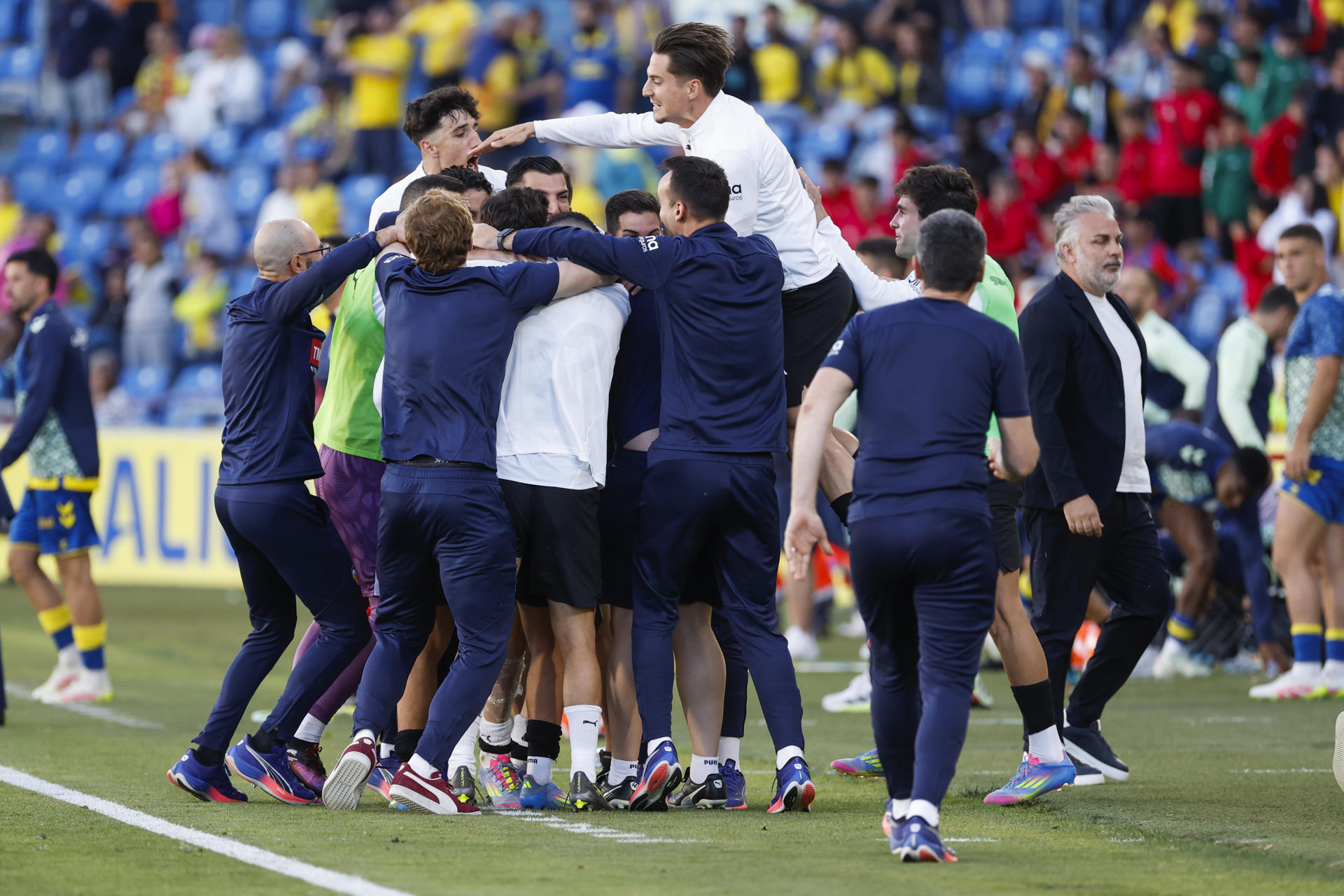 Los jugadores y el equipo técnico del Valencia celebran la victoria, al término del partido de LaLiga de fútbol que UD Las Palmas y Valencia CF disputaron en el Estadio de Gran Canaria. EFE/Elvira Urquijo