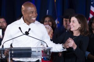Fotografía de archivo del alcalde de la ciudad de Nueva York, Eric Adams (2i) y la gobernadora del estado de Nueva York, Kathy Hochul (2d), en el condado de Brooklyn (NY, EE.UU.). EFE/Justin Lane