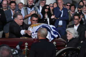 El presidente de Uruguay, Yamandú Orsi (i), extiende una bandera sobre el ataúd del exmandatario uruguayo José "Pepe" Mujica, junto a Lucía Topolansky (d) este miércoles, en Montevideo (Uruguay). EFE/ Alejandro Prieto