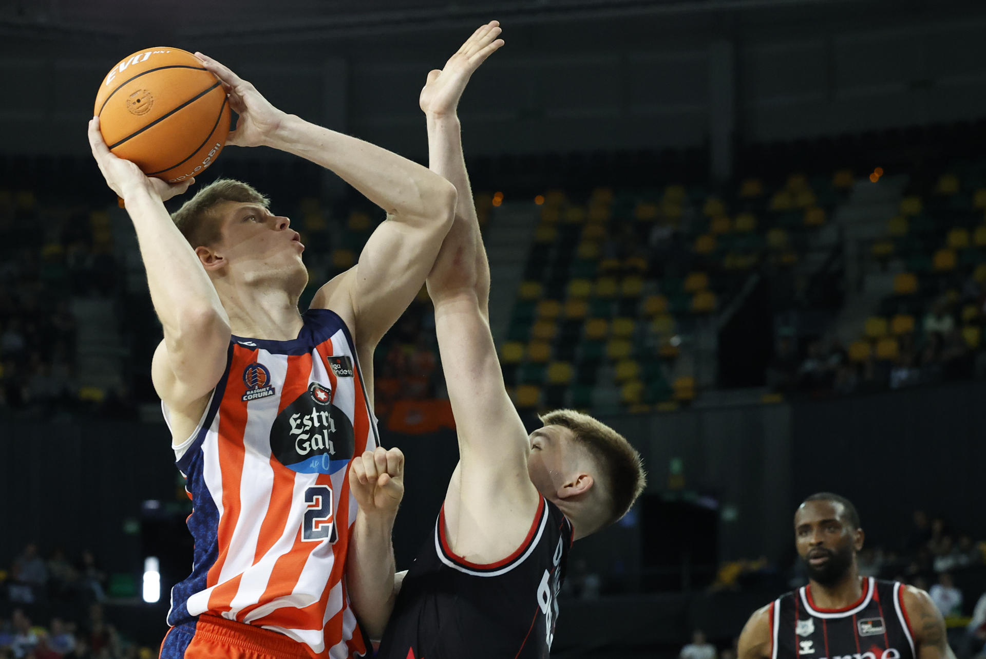 Karlis Silins (i), del Leyma Coruña, ante Thijs de Ridder, del Bilbao Basket, durante el partido de la Liga Endesa disputado este domingo en el pabellón Bilbao Arena. EFE/Miguel Toña
